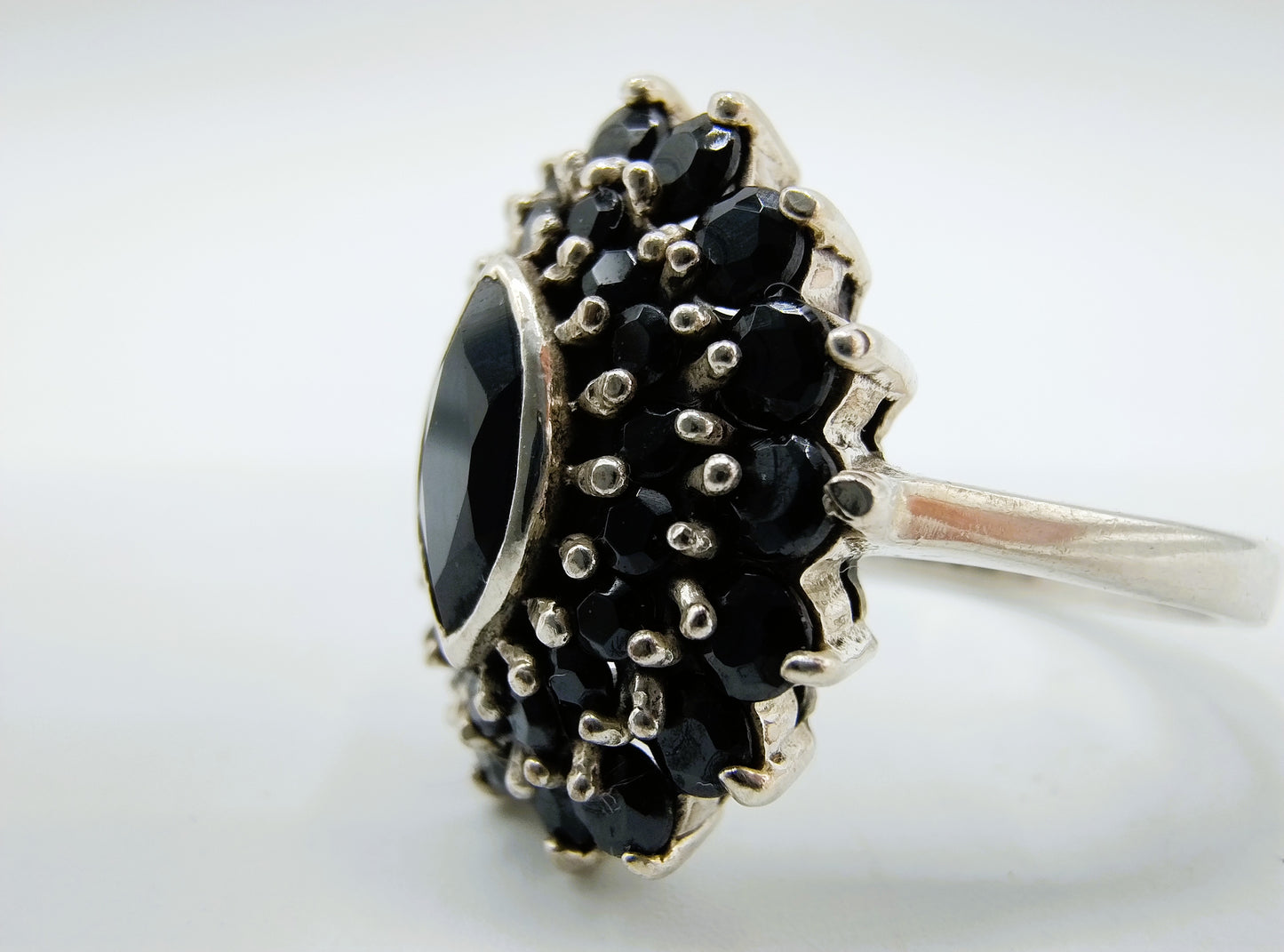Zilveren ring met geslepen gitten, 18 mm
