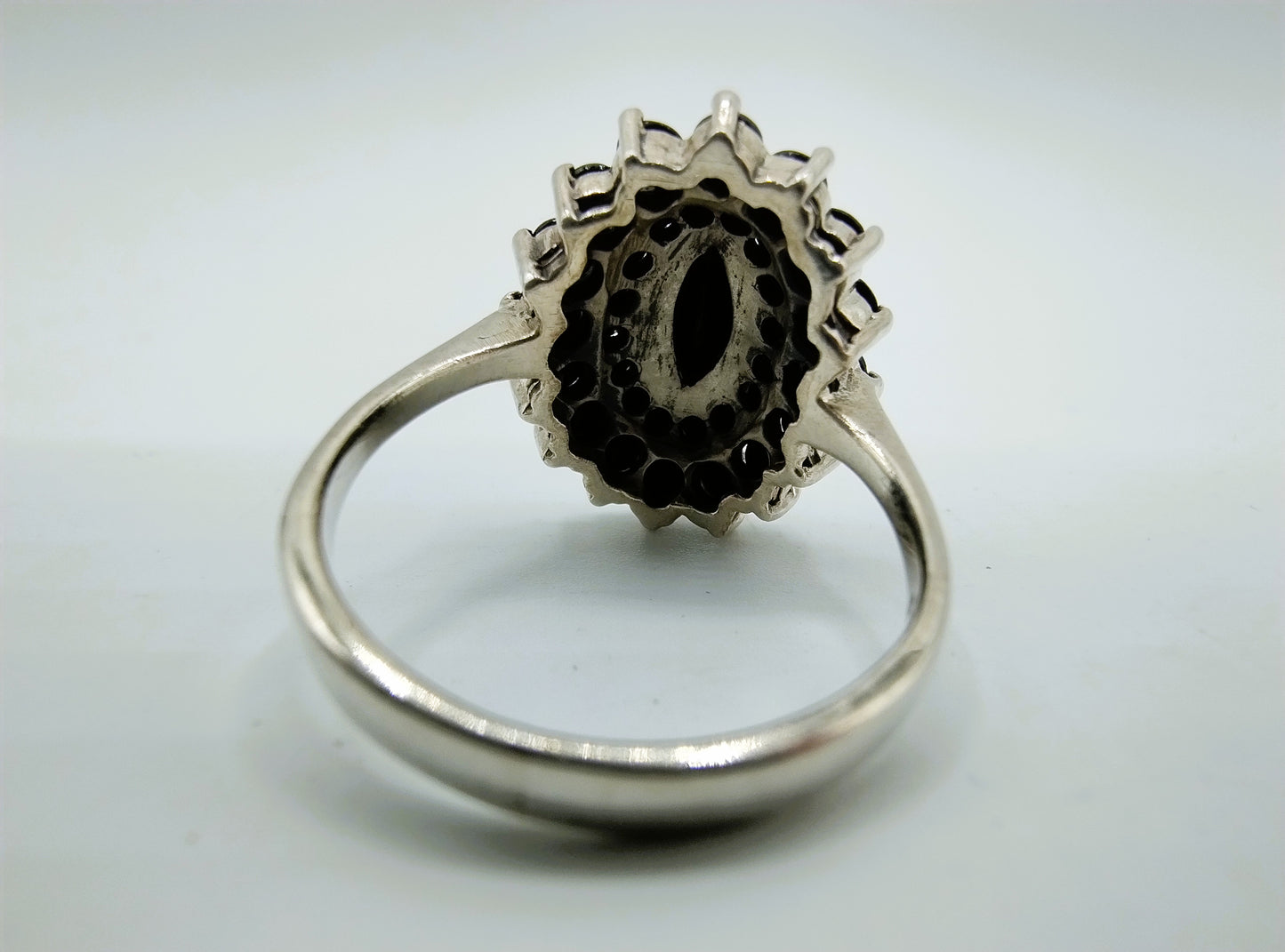 Zilveren ring met geslepen gitten, 18 mm