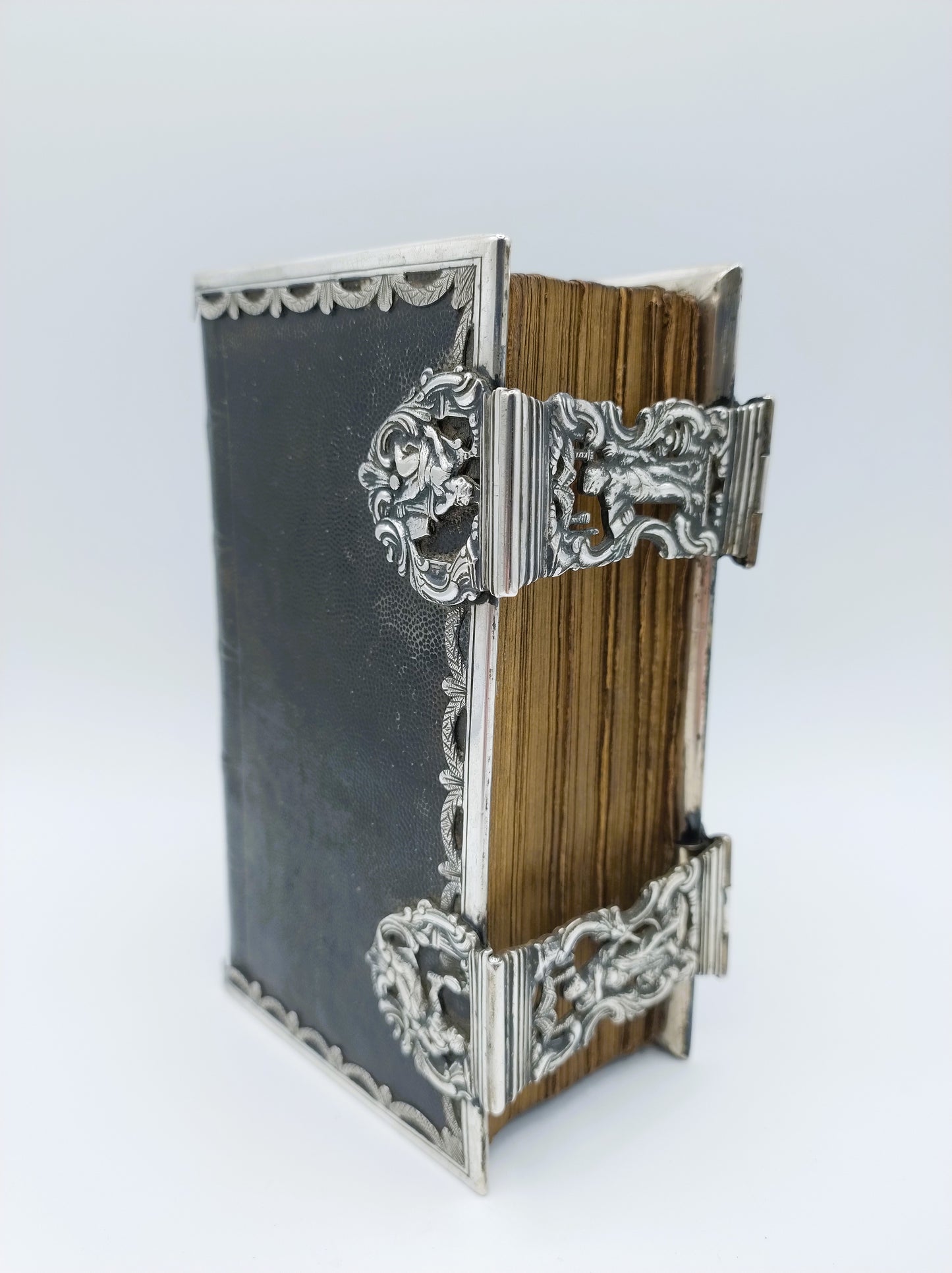 18e Eeuwse Bijbel met zilveren beslag en sloten, H.P. Kremer, Groningen, ca. 1808