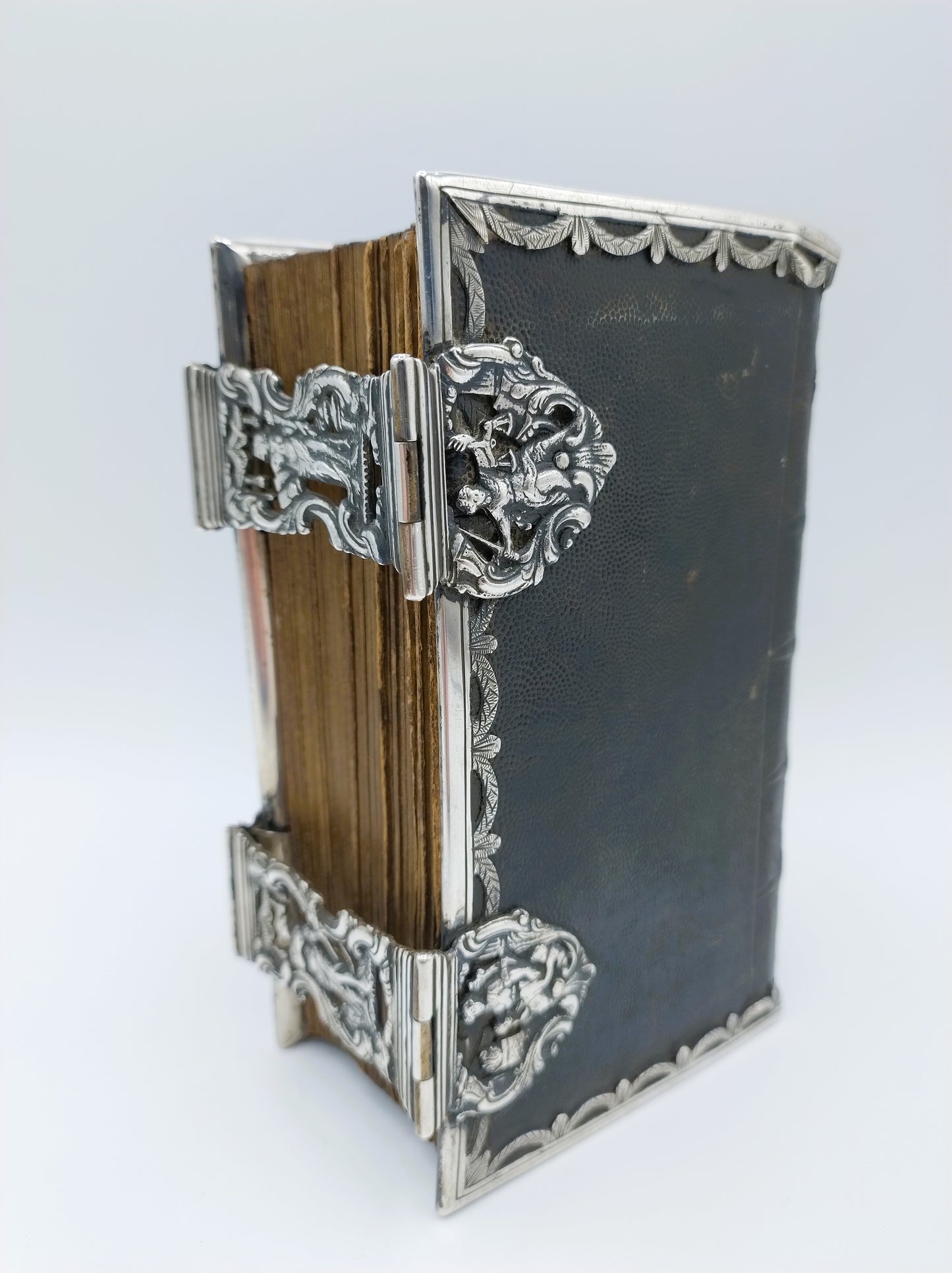 18e Eeuwse Bijbel met zilveren beslag en sloten, H.P. Kremer, Groningen, ca. 1808