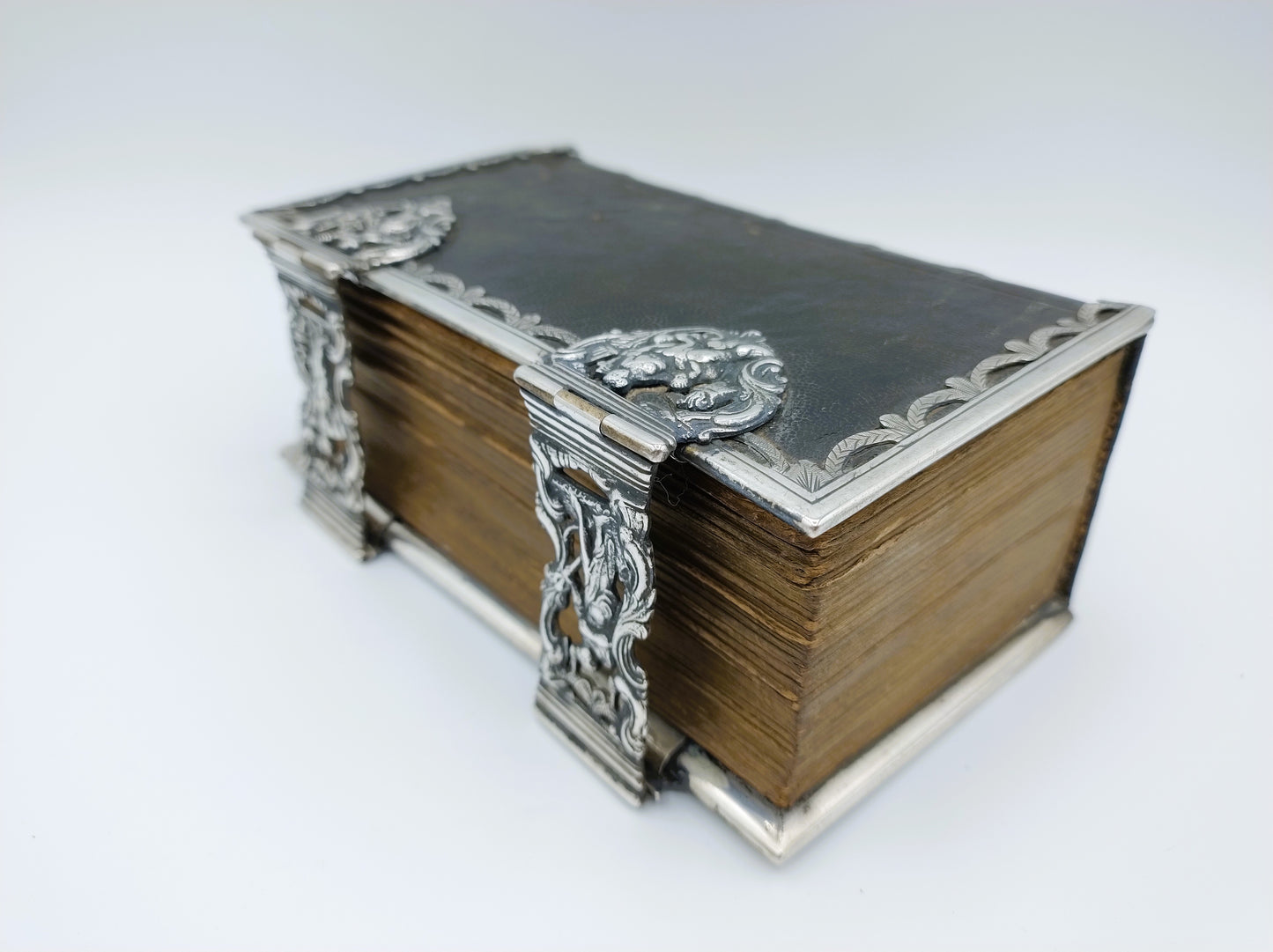 18e Eeuwse Bijbel met zilveren beslag en sloten, H.P. Kremer, Groningen, ca. 1808