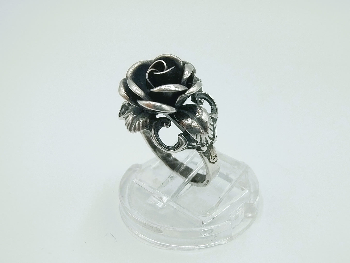 Zilveren bloemring met roos, 16.25 mm.