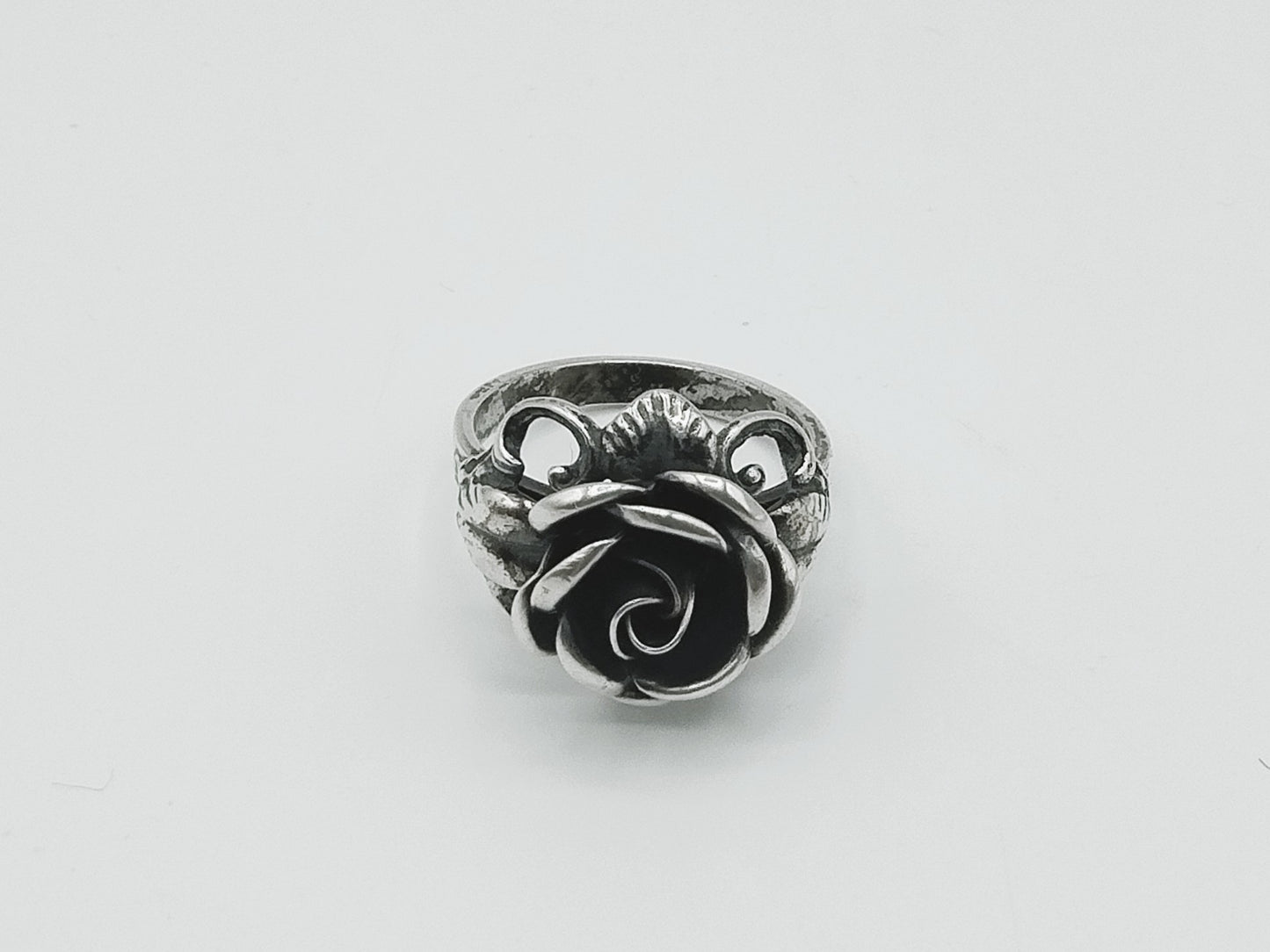 Zilveren bloemring met roos, 16.25 mm.
