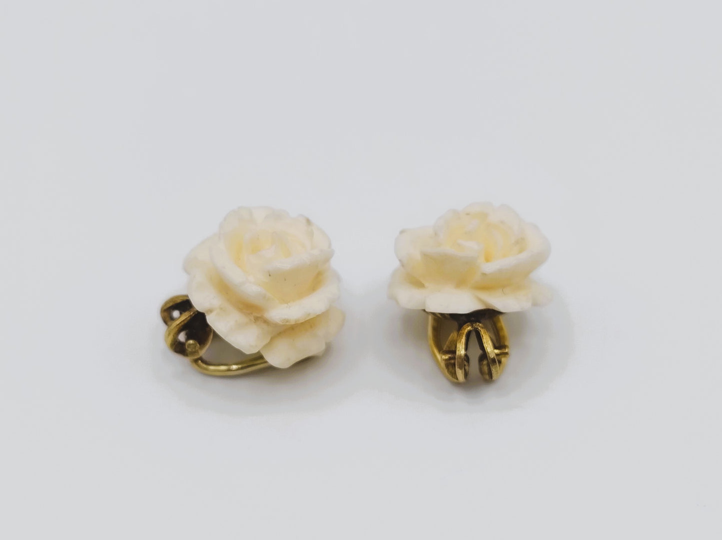 Vintage zilveren clip oorbellen met witte rozen