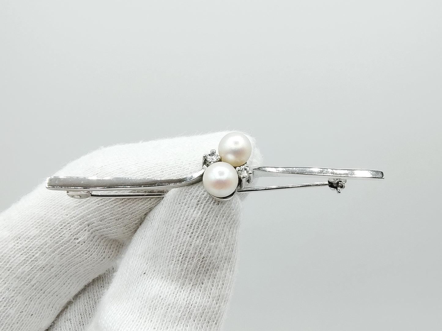 Zilveren broche met zirkonia's en parels