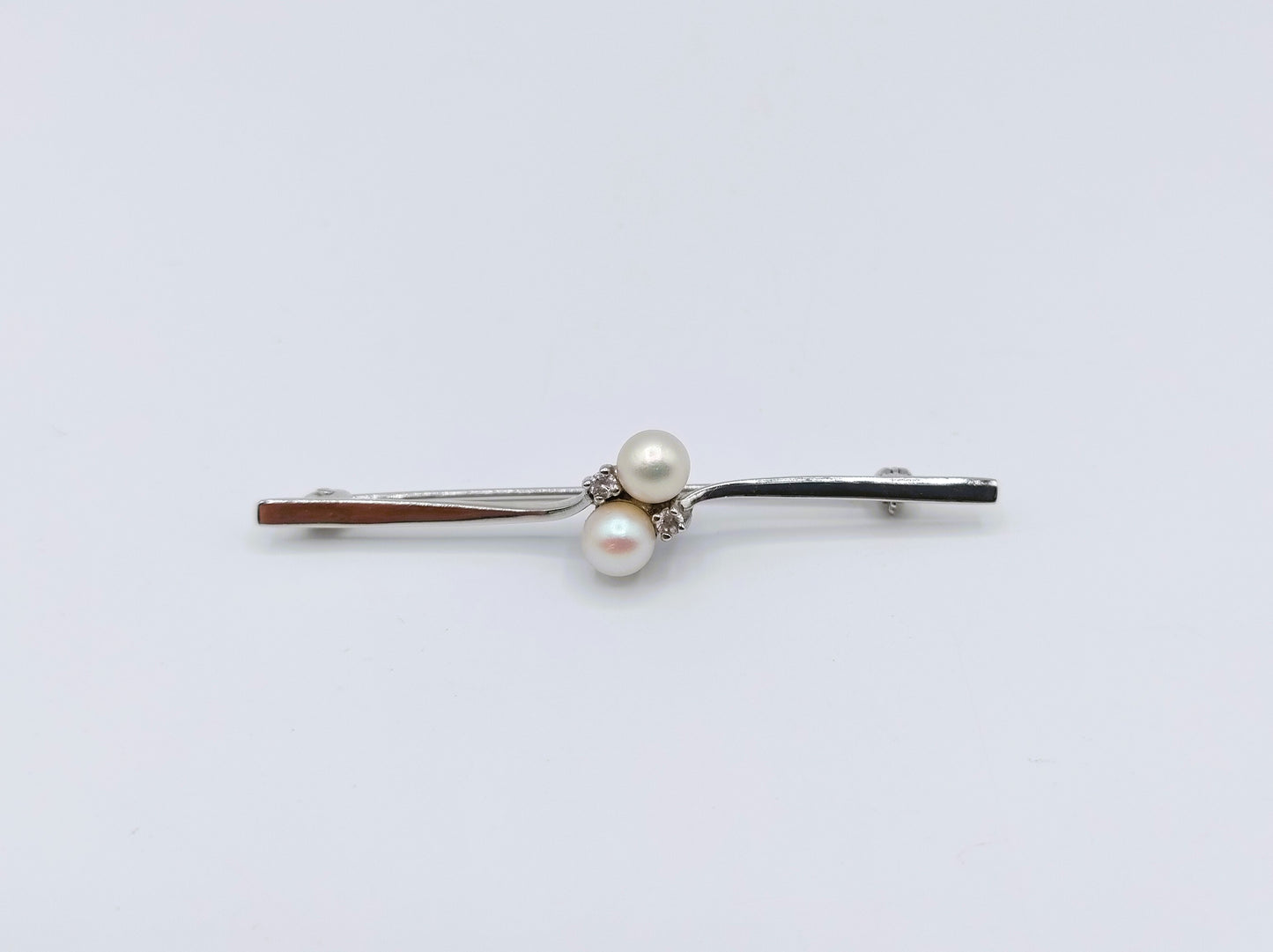 Zilveren broche met zirkonia's en parels