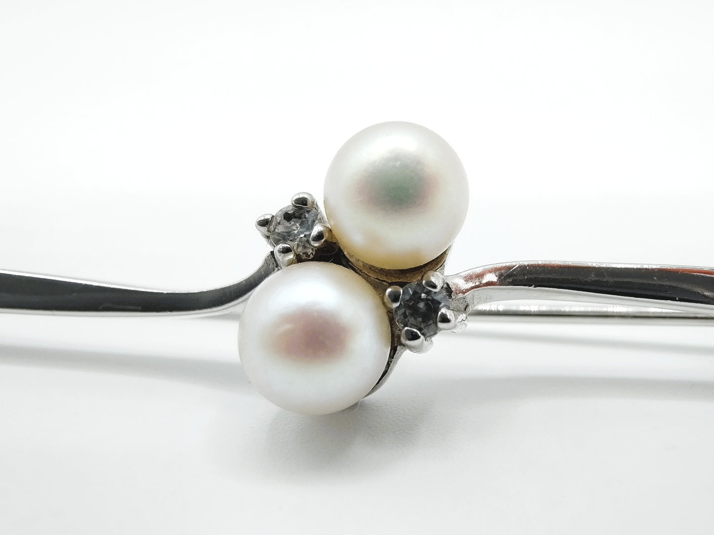 Zilveren broche met zirkonia's en parels