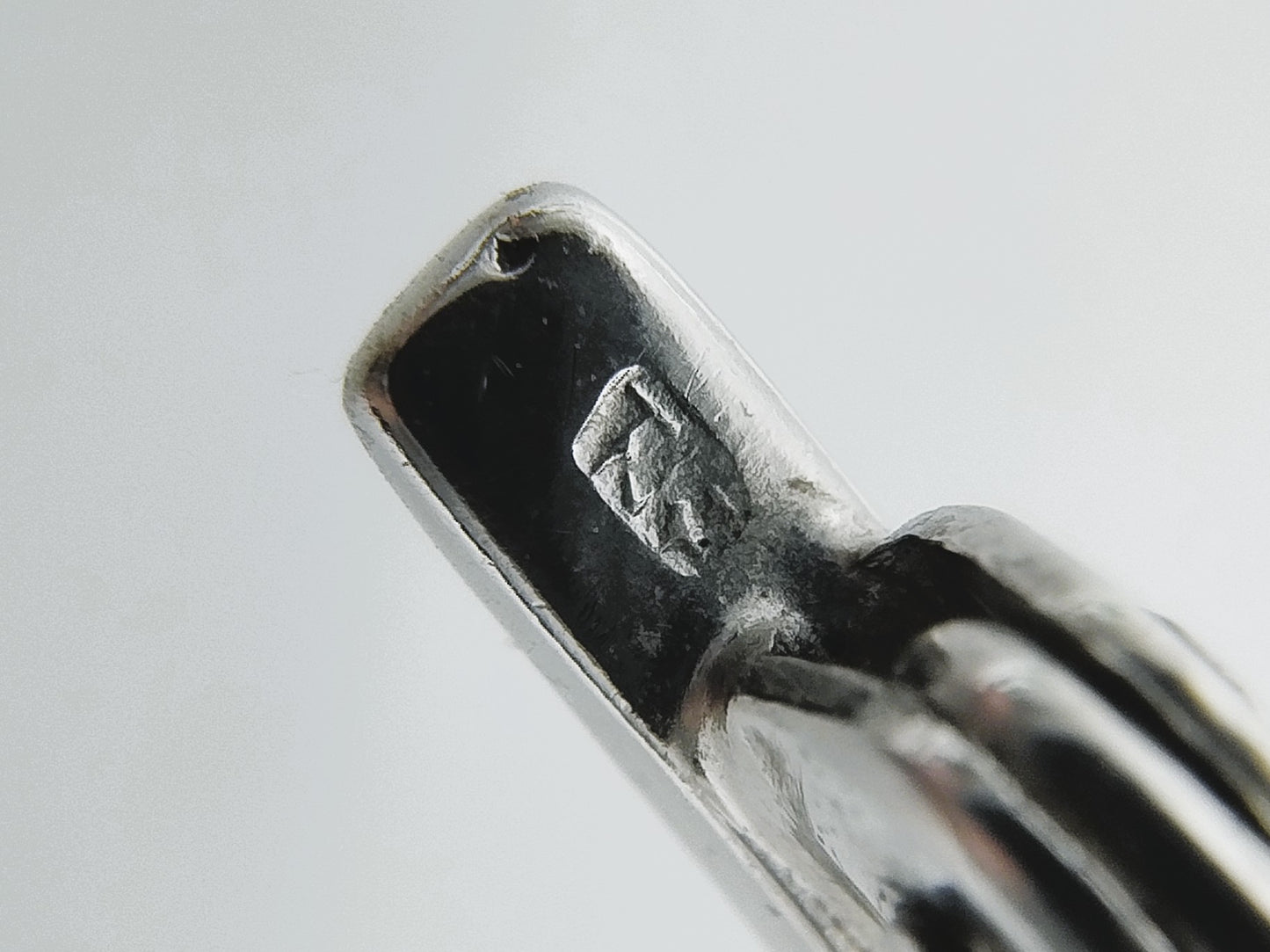 Zilveren broche met zirkonia's en parels