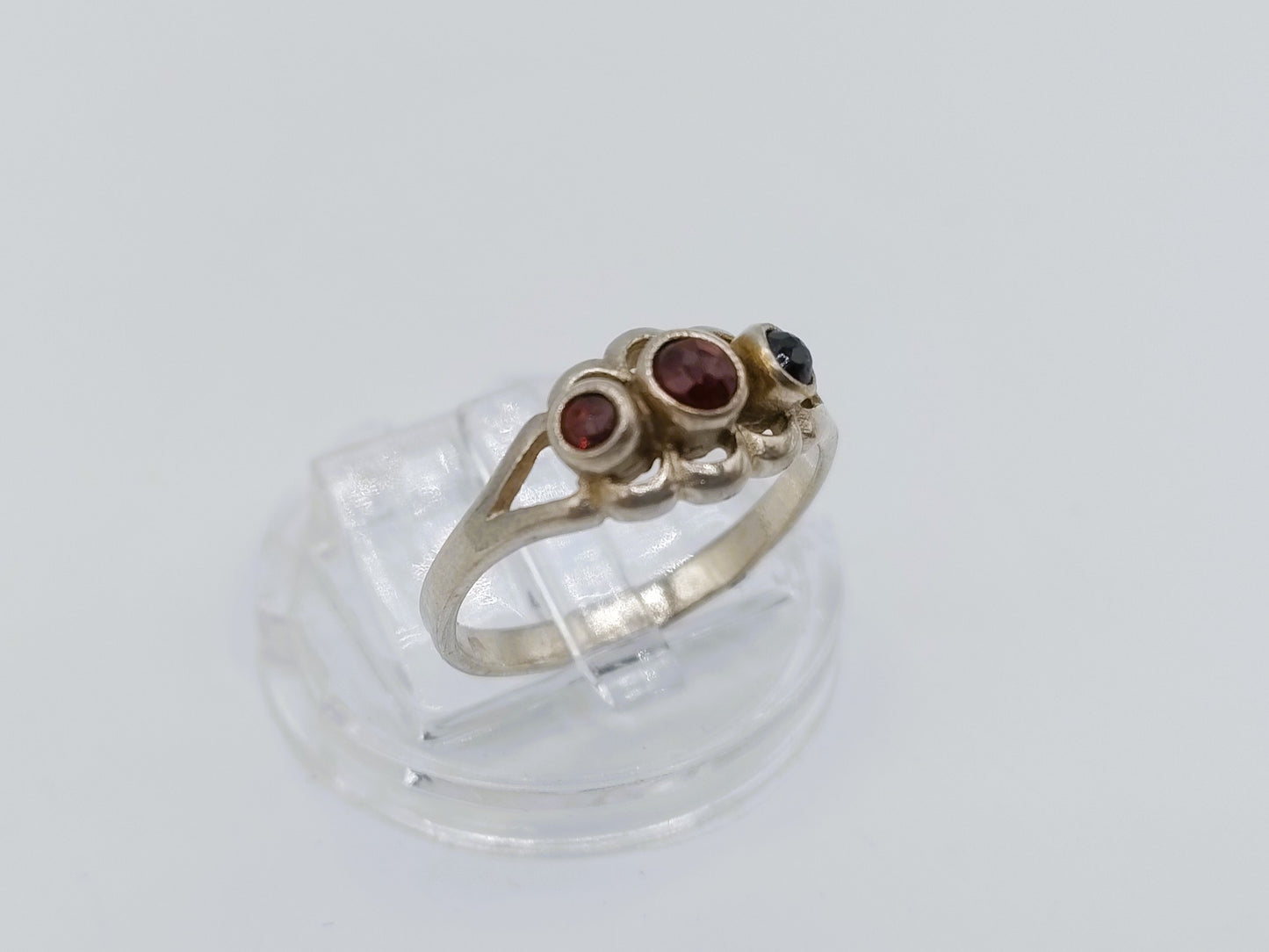 Zilveren ring met 3 granaten, 16,5 mm