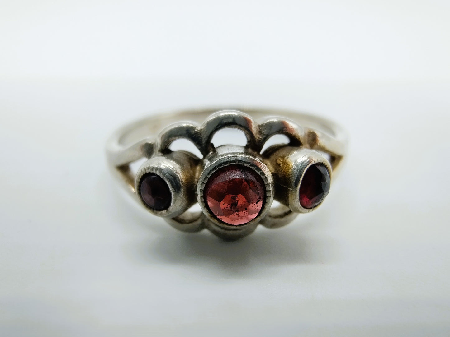 Zilveren ring met 3 granaten, 16,5 mm
