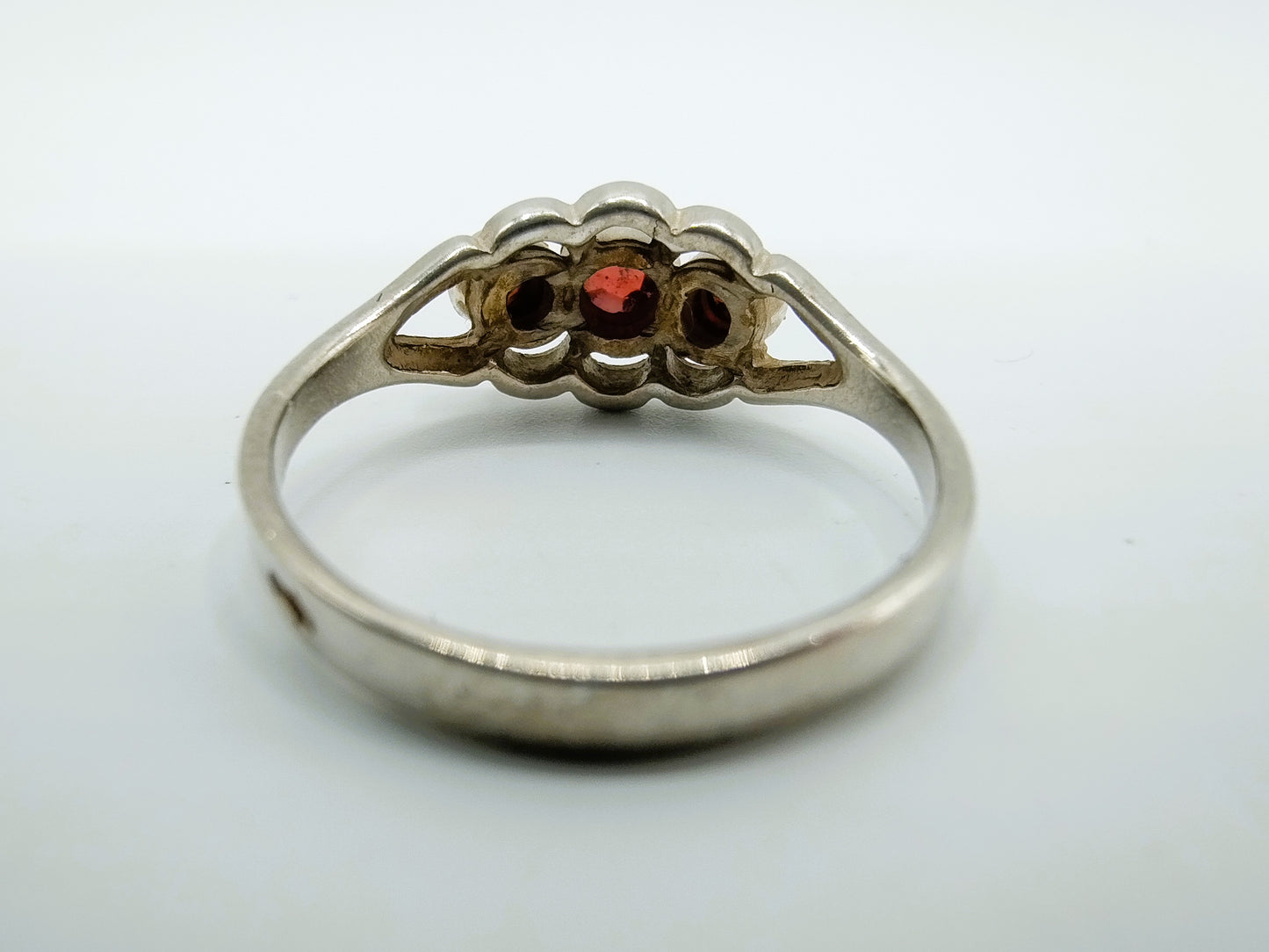 Zilveren ring met 3 granaten, 16,5 mm