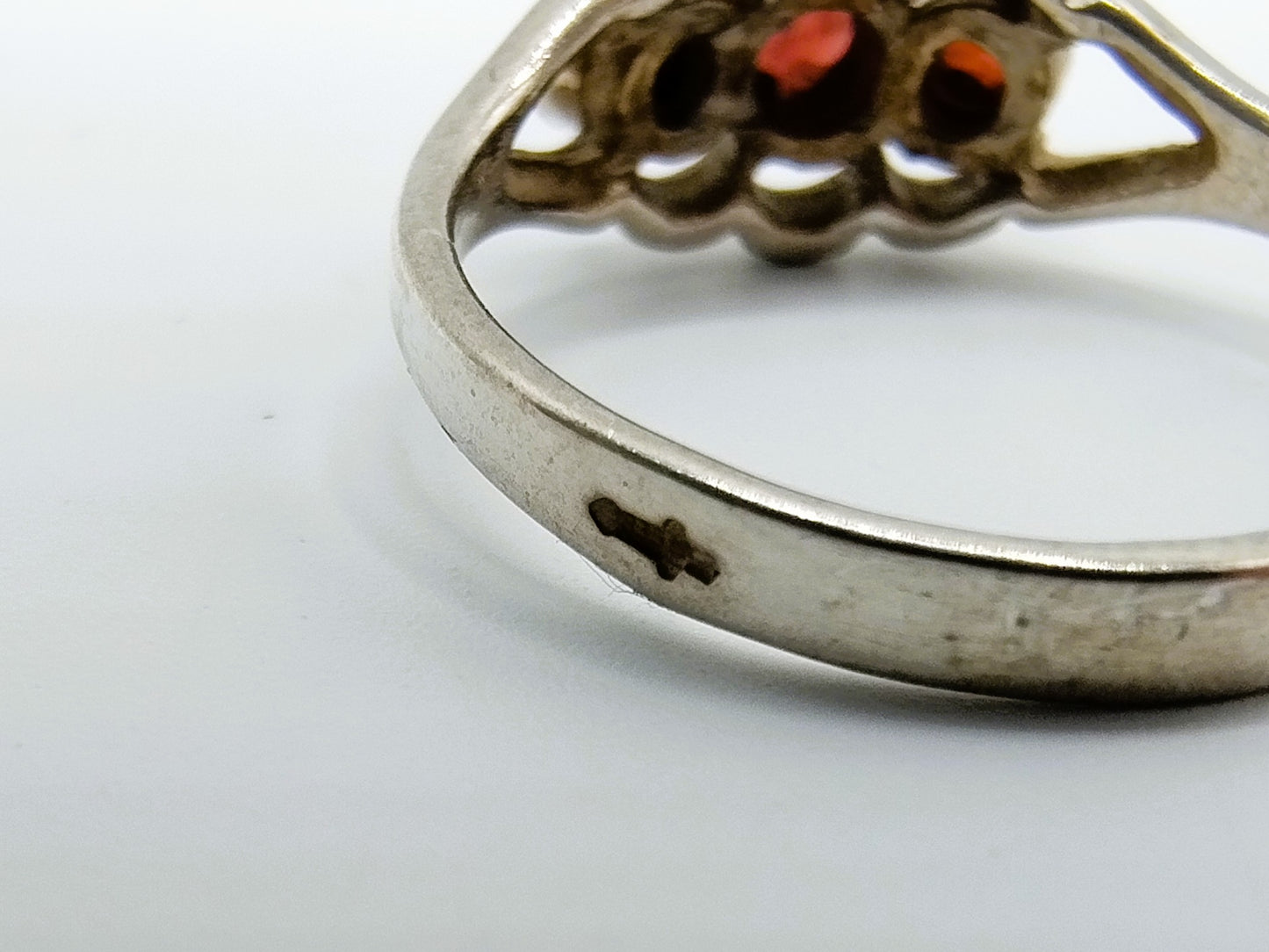 Zilveren ring met 3 granaten, 16,5 mm