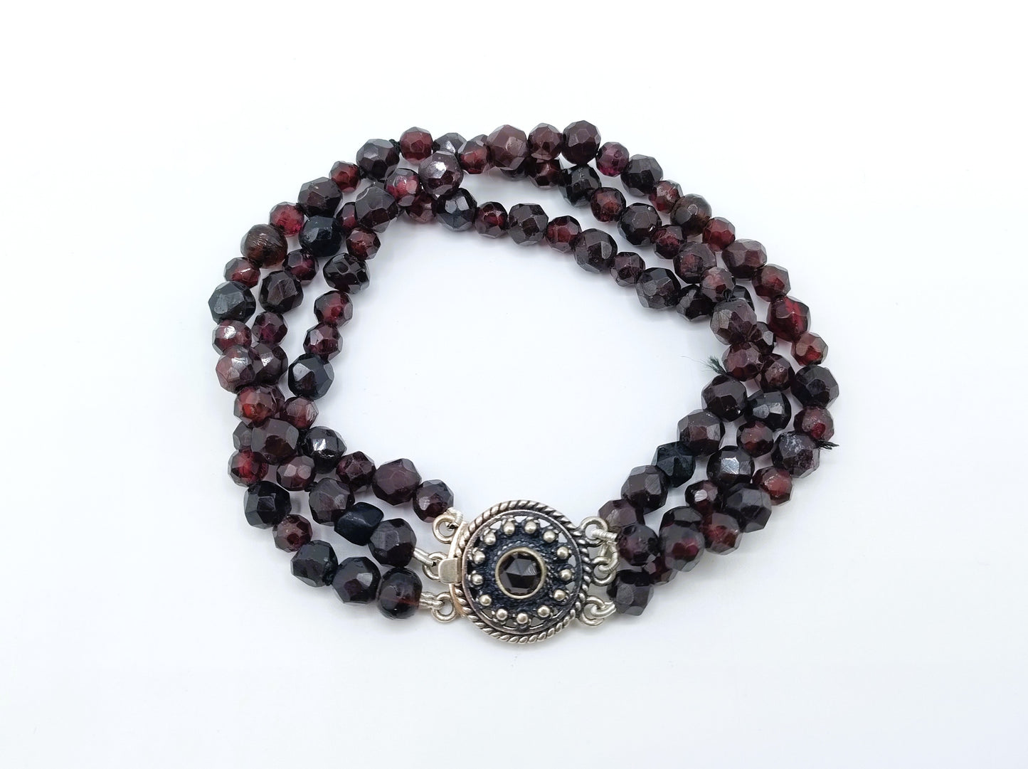 Granaten armband met zilveren slot, 19,5 cm.