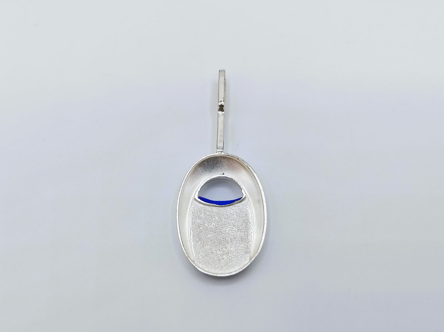 Zilveren design hanger met lapis lazuli, 835