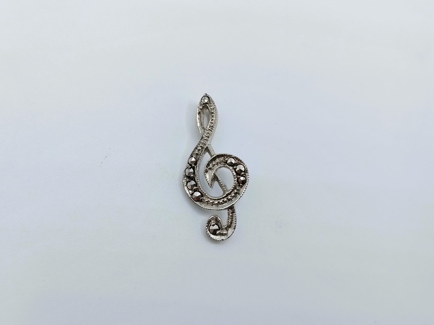 Zilveren hanger met markasiet, g sleutel, 835