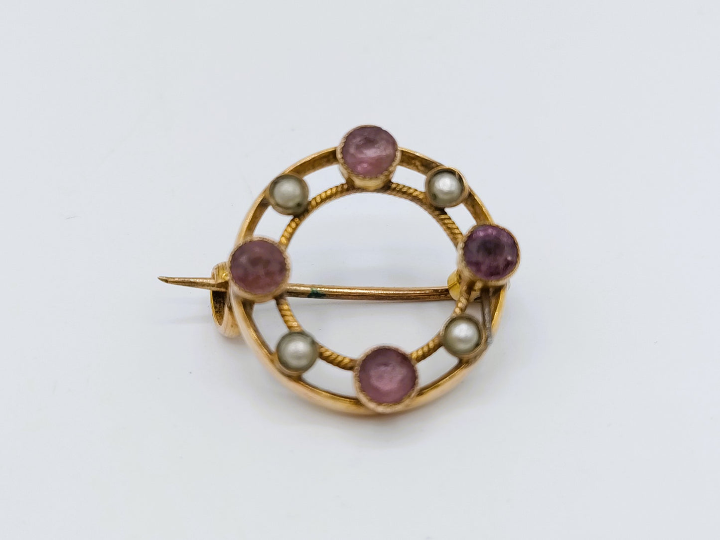 Gouden ringbroche met amethist en parels