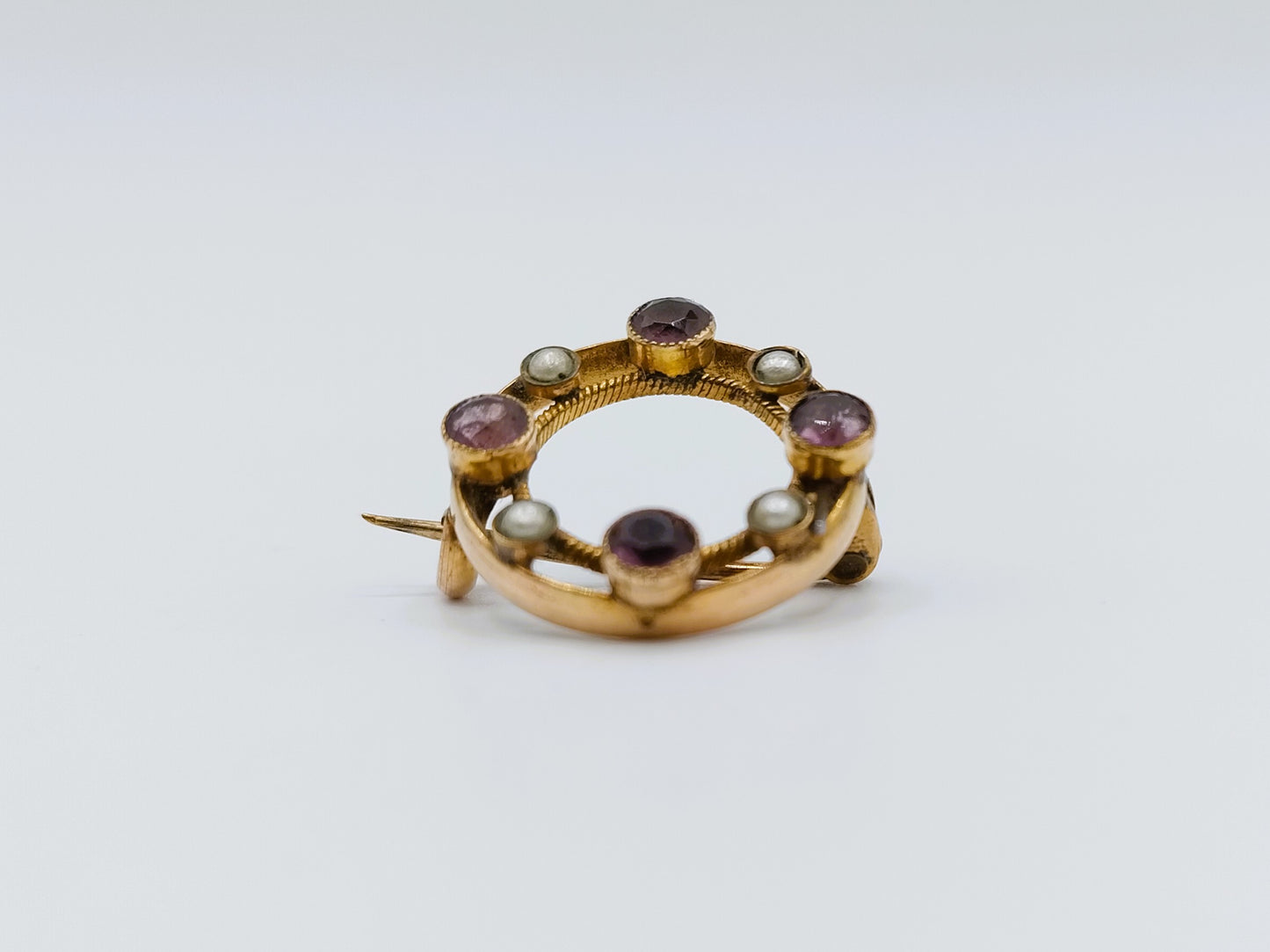 Gouden ringbroche met amethist en parels