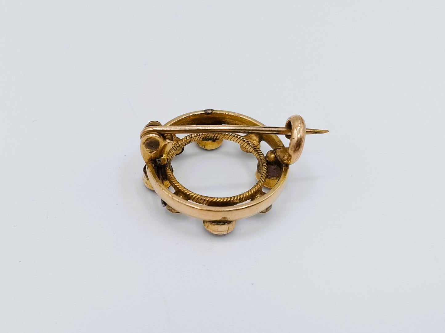 Gouden ringbroche met amethist en parels