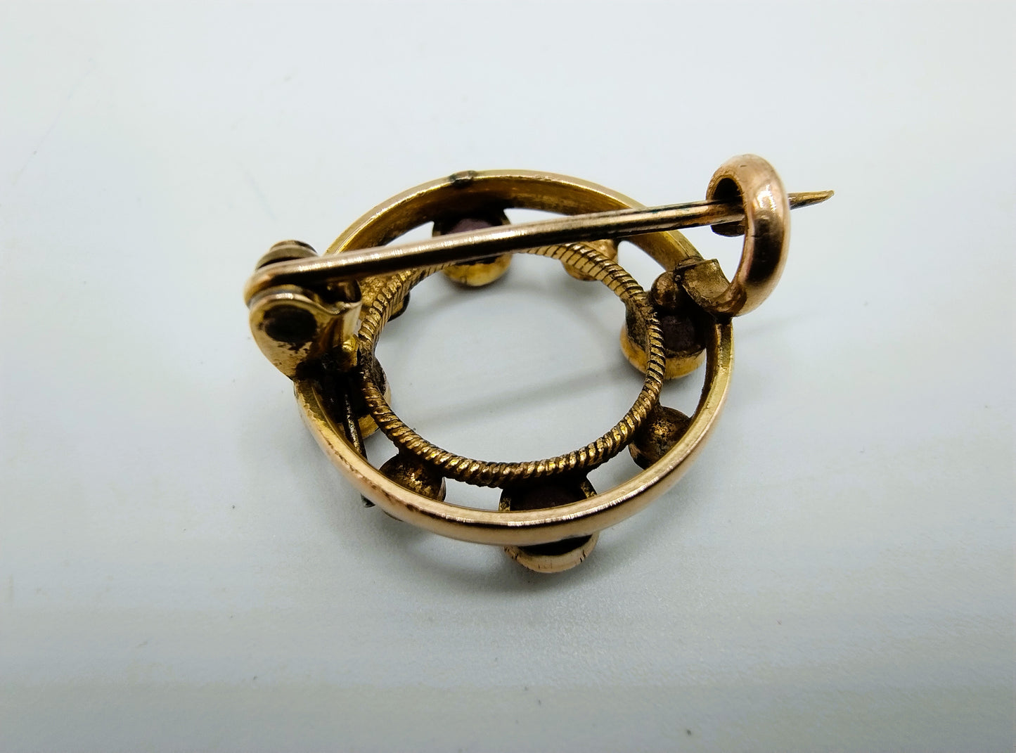 Gouden ringbroche met amethist en parels