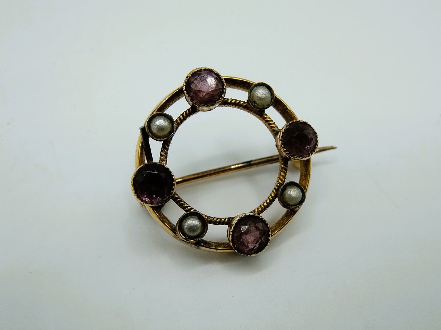 Gouden ringbroche met amethist en parels