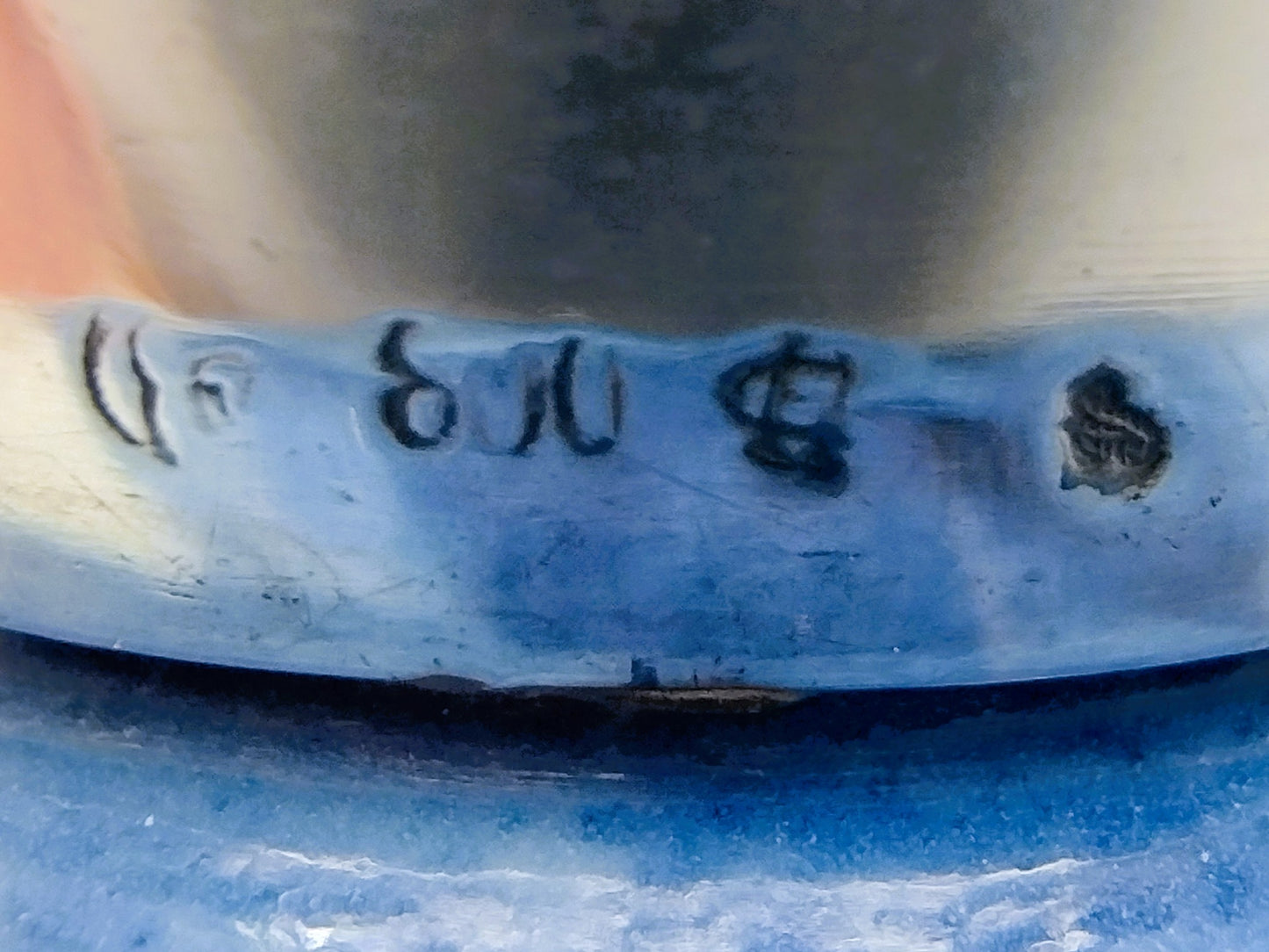 Chinesisches Porzellangefäß mit Deckel und silbernem Miniaturservice, 18. Jahrhundert, Deutschland