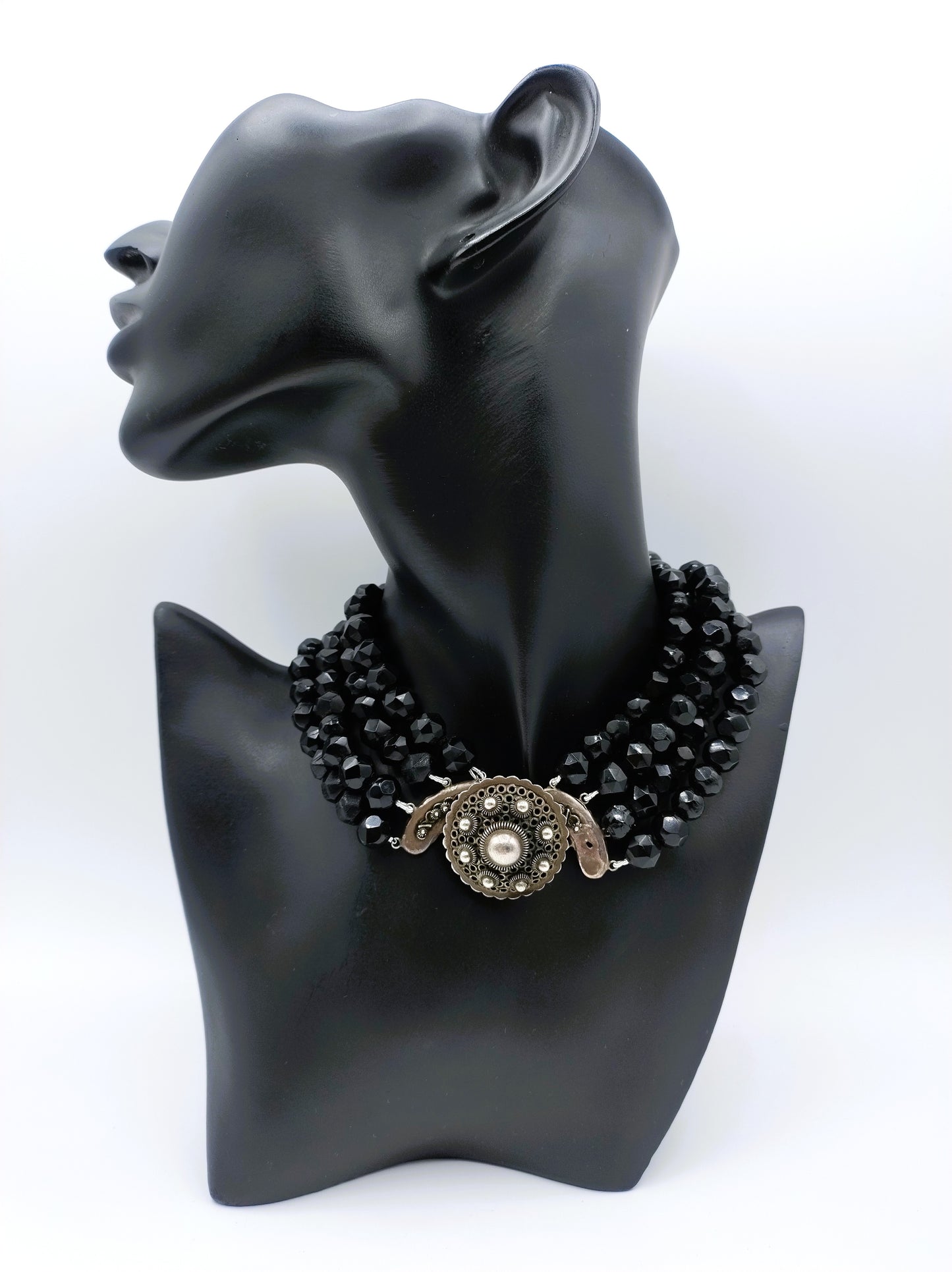 Gitten necklace with silver clasp, ca. 1900