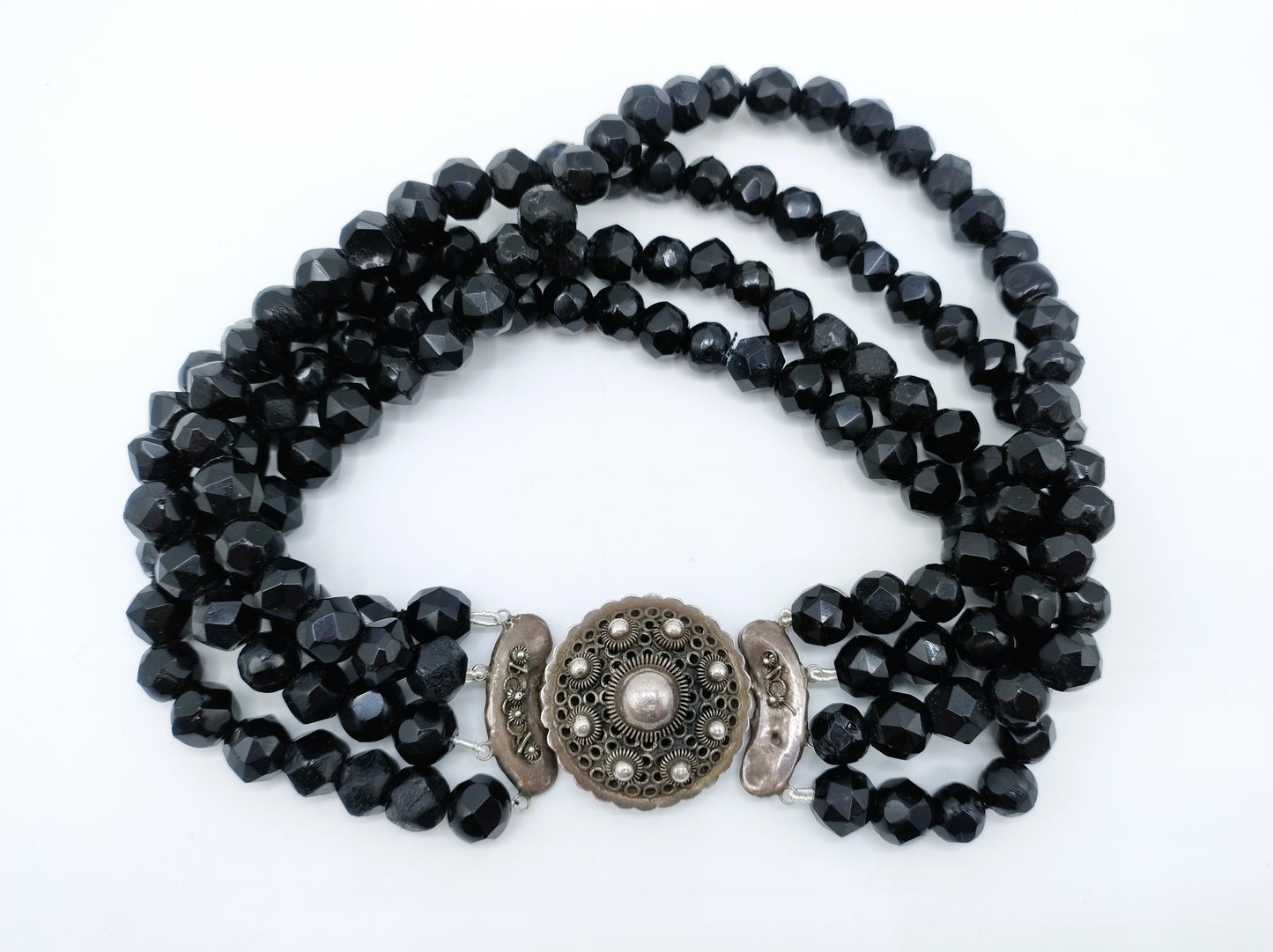 Gitten necklace with silver clasp, ca. 1900