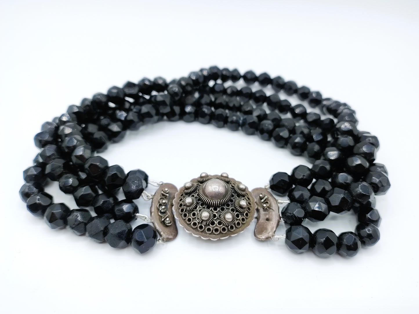 Gitten necklace with silver clasp, ca. 1900