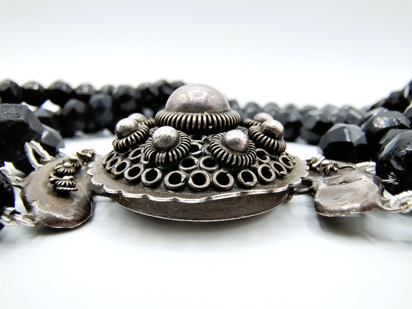 Gitten necklace with silver clasp, ca. 1900