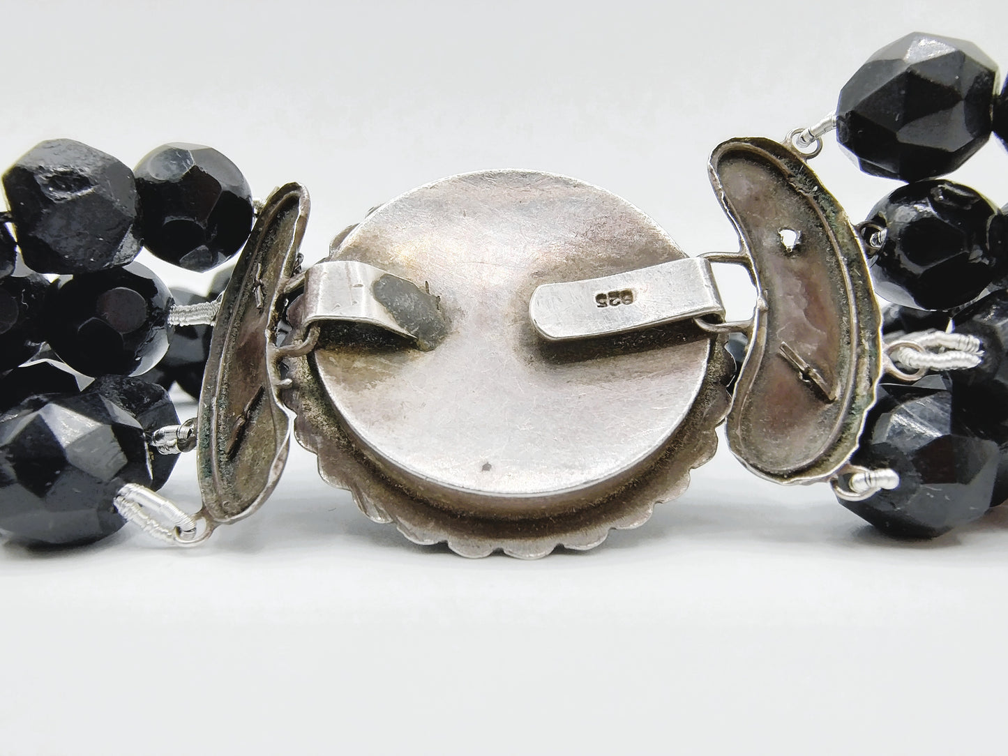 Gitten necklace with silver clasp, ca. 1900