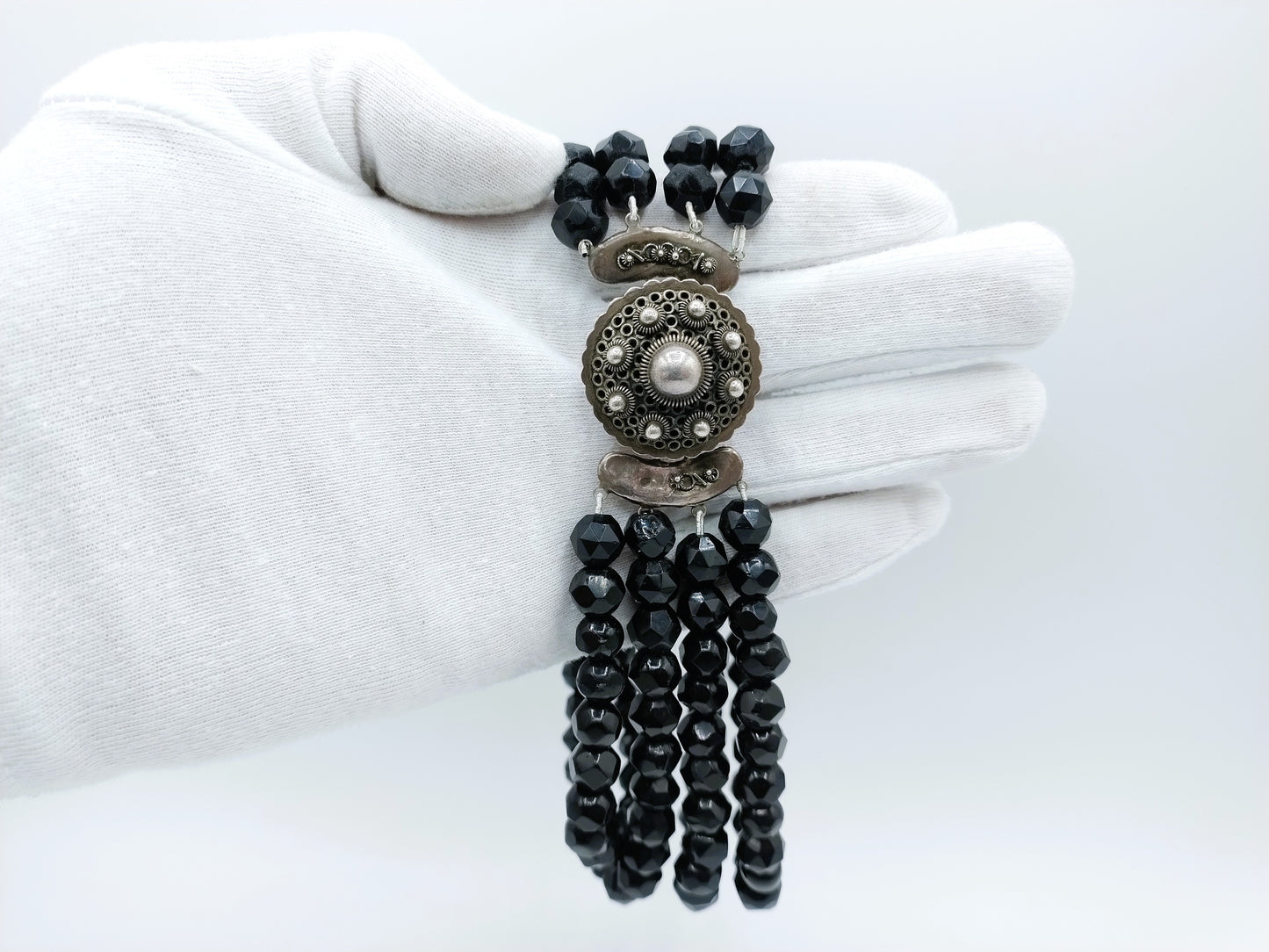 Gitten necklace with silver clasp, ca. 1900