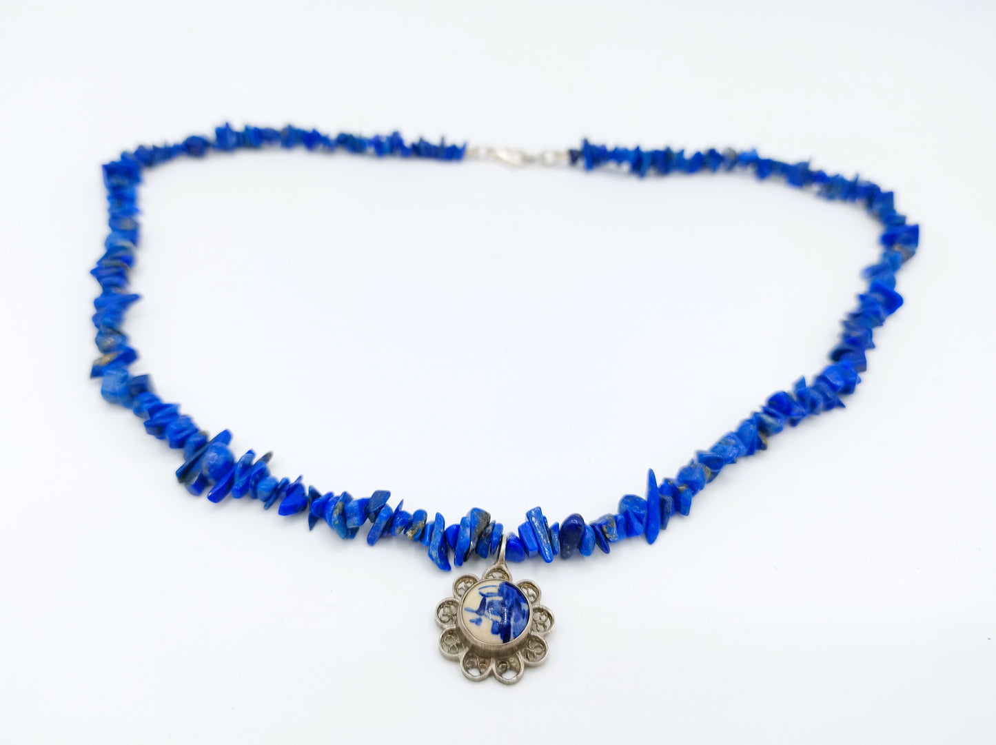 Lapis lazuli necklace with silver Delft blue pendant and clasp, 43.5 cm