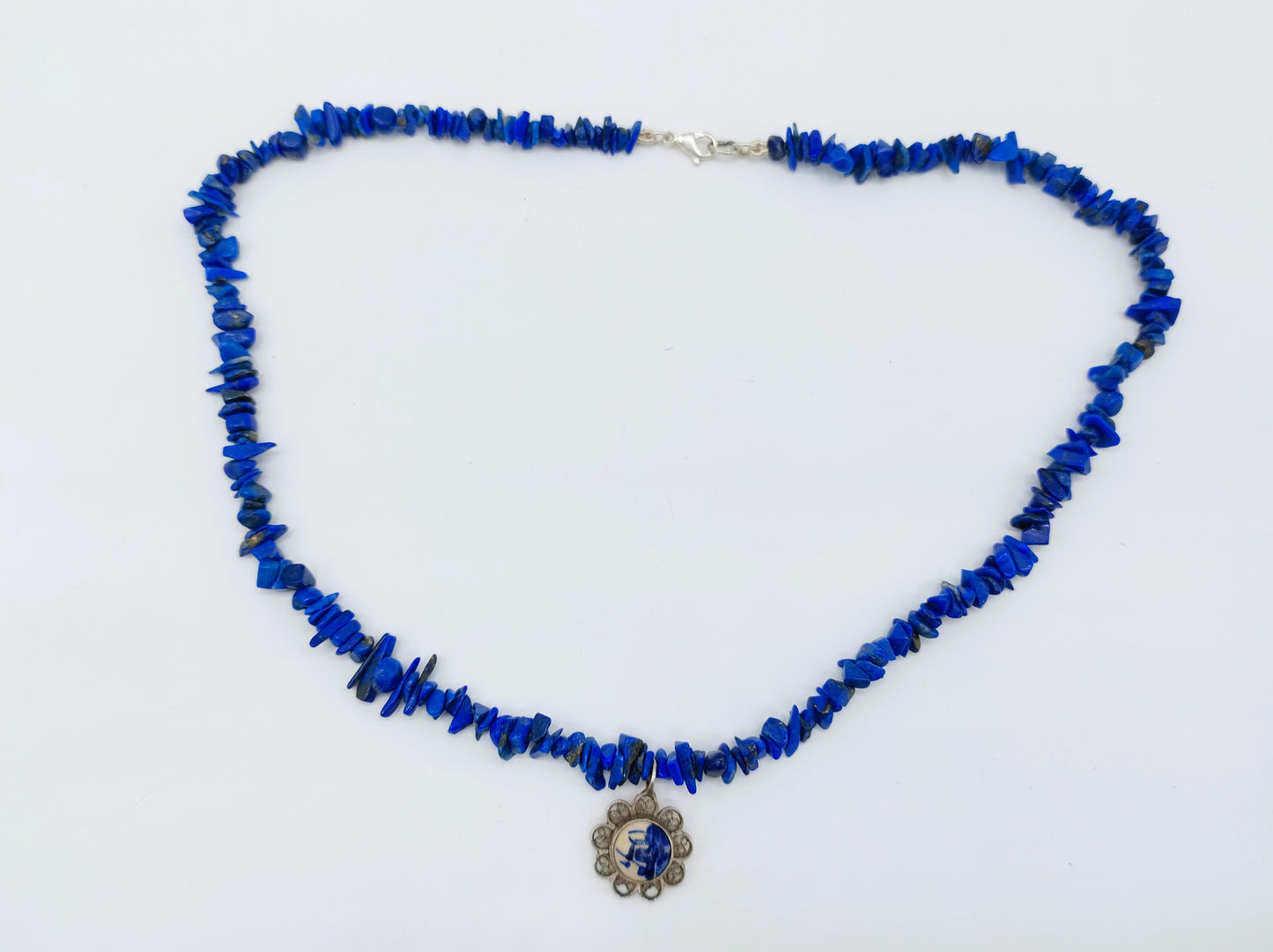 Lapis lazuli necklace with silver Delft blue pendant and clasp, 43.5 cm