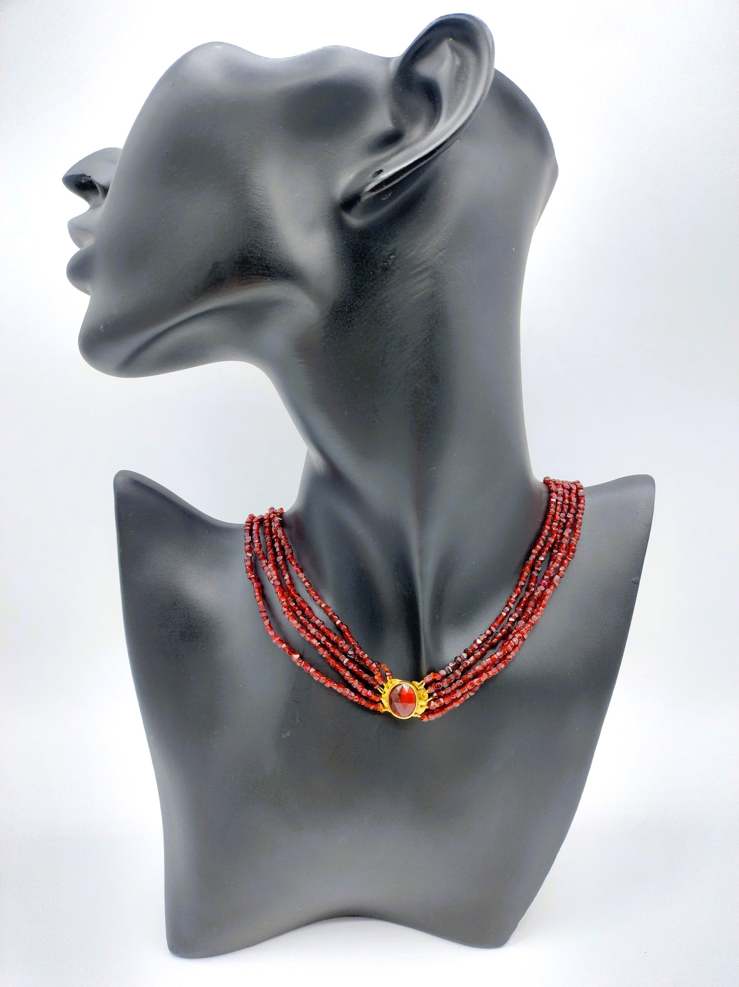 Garnet necklace with an 18-karat gold clasp. 39.5 cm.