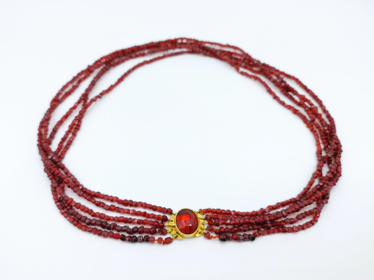 Garnet necklace with an 18-karat gold clasp. 39.5 cm.