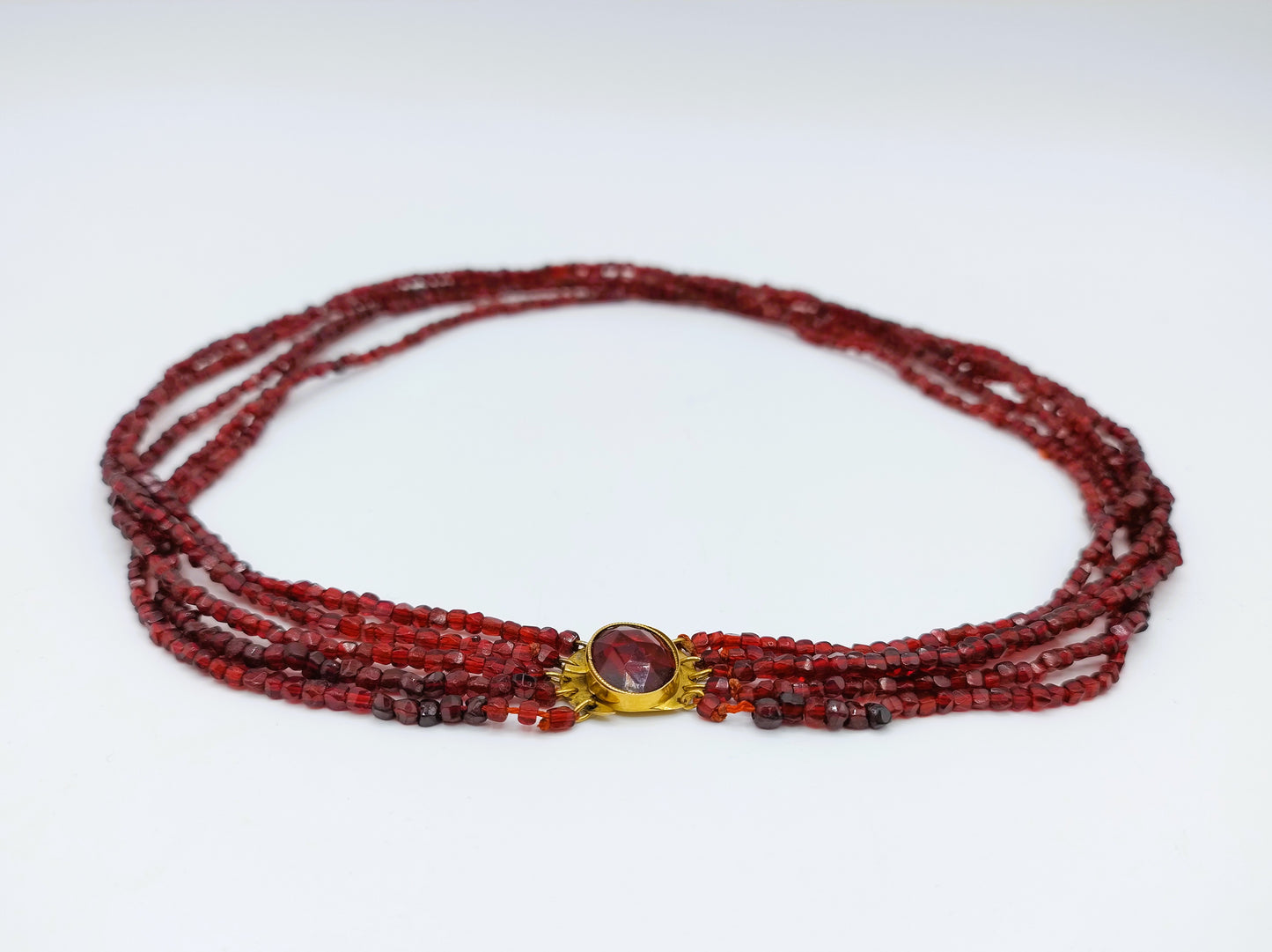 Garnet necklace with an 18-karat gold clasp. 39.5 cm.