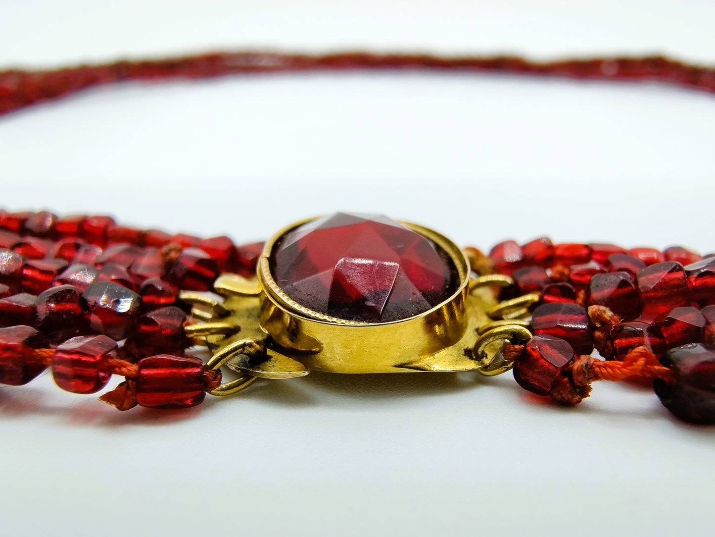 Garnet necklace with an 18-karat gold clasp. 39.5 cm.