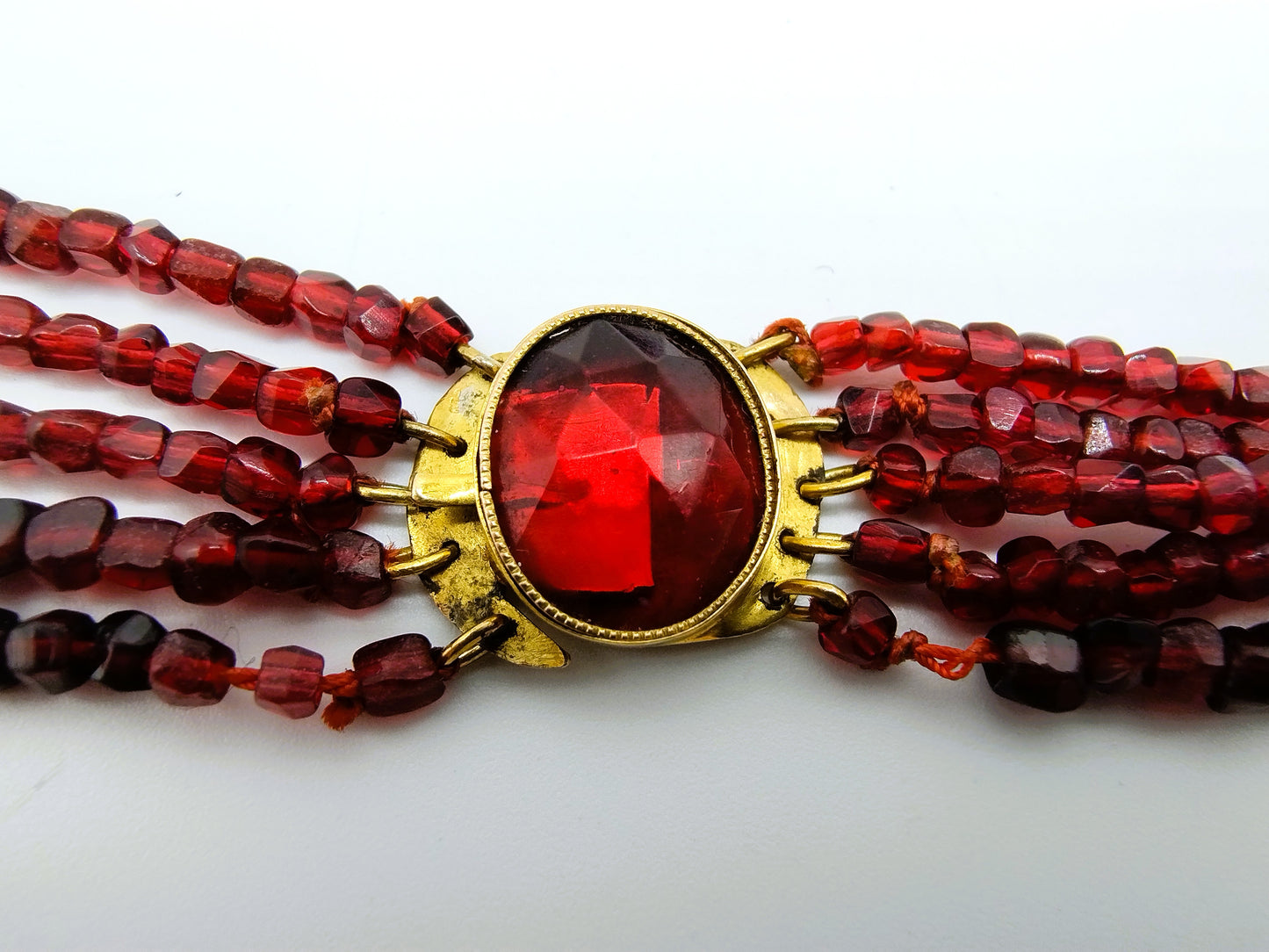 Garnet necklace with an 18-karat gold clasp. 39.5 cm.