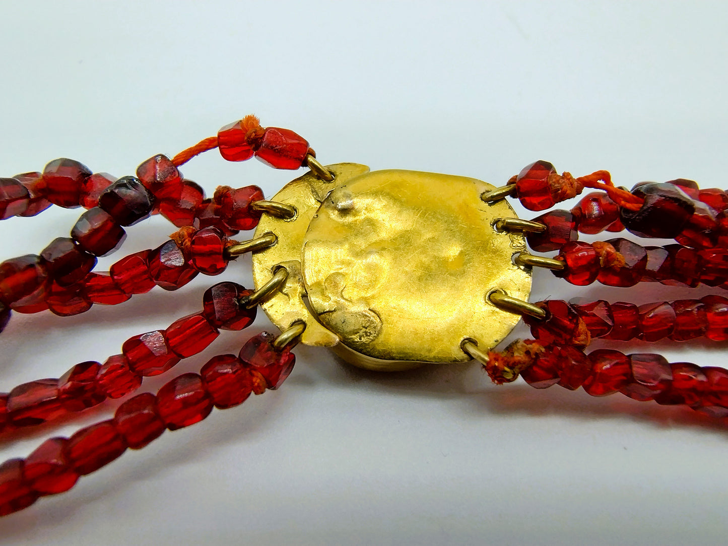 Garnet necklace with an 18-karat gold clasp. 39.5 cm.