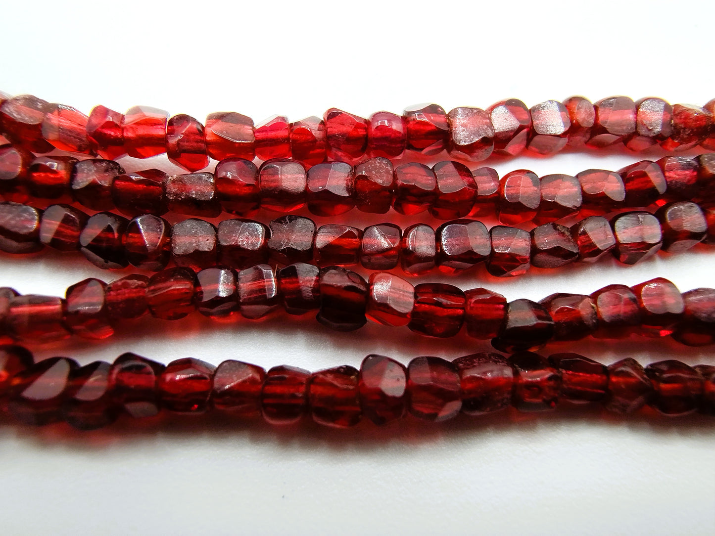 Garnet necklace with an 18-karat gold clasp. 39.5 cm.