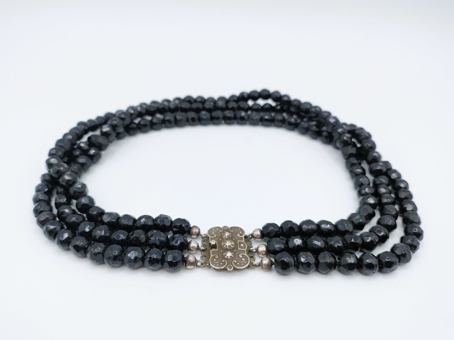 Gitten necklace with silver clasp, ca. 1900