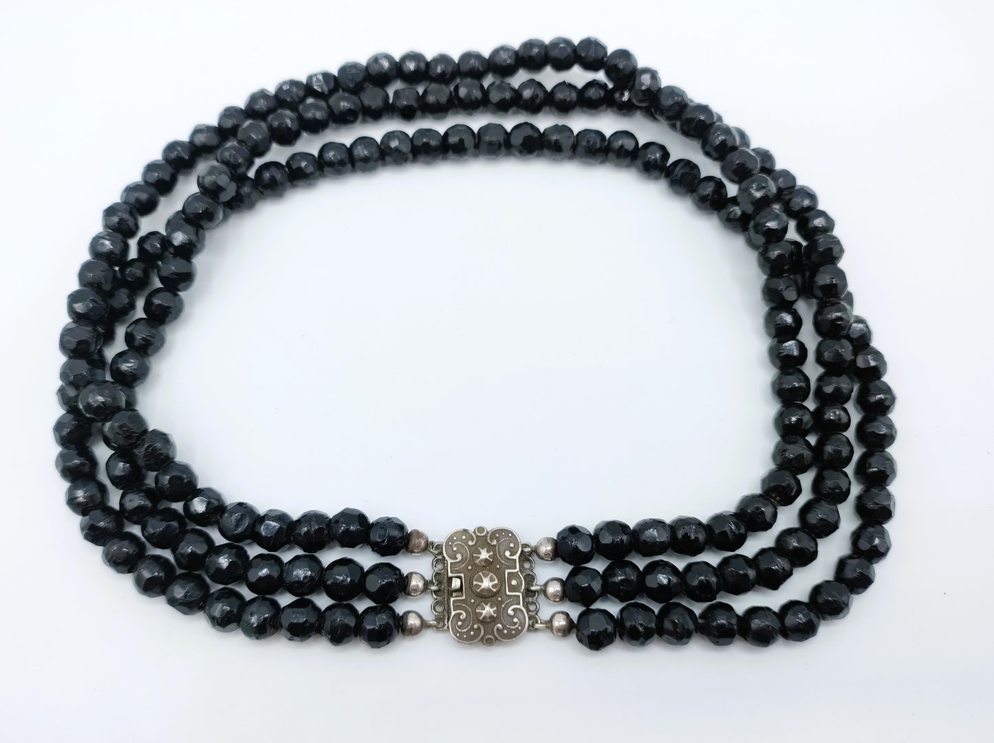 Gitten necklace with silver clasp, ca. 1900