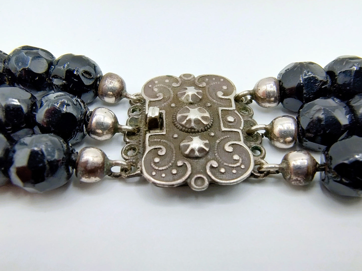 Gitten necklace with silver clasp, ca. 1900