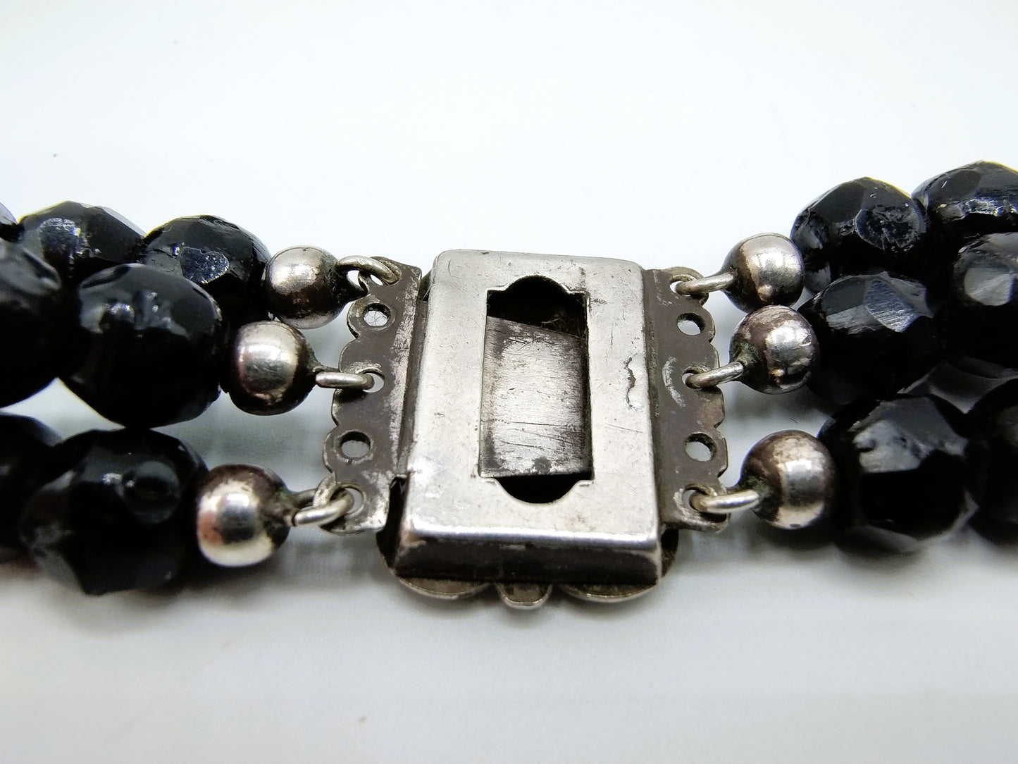 Gitten necklace with silver clasp, ca. 1900