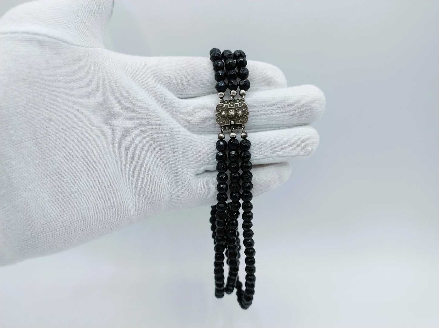 Gitten necklace with silver clasp, ca. 1900