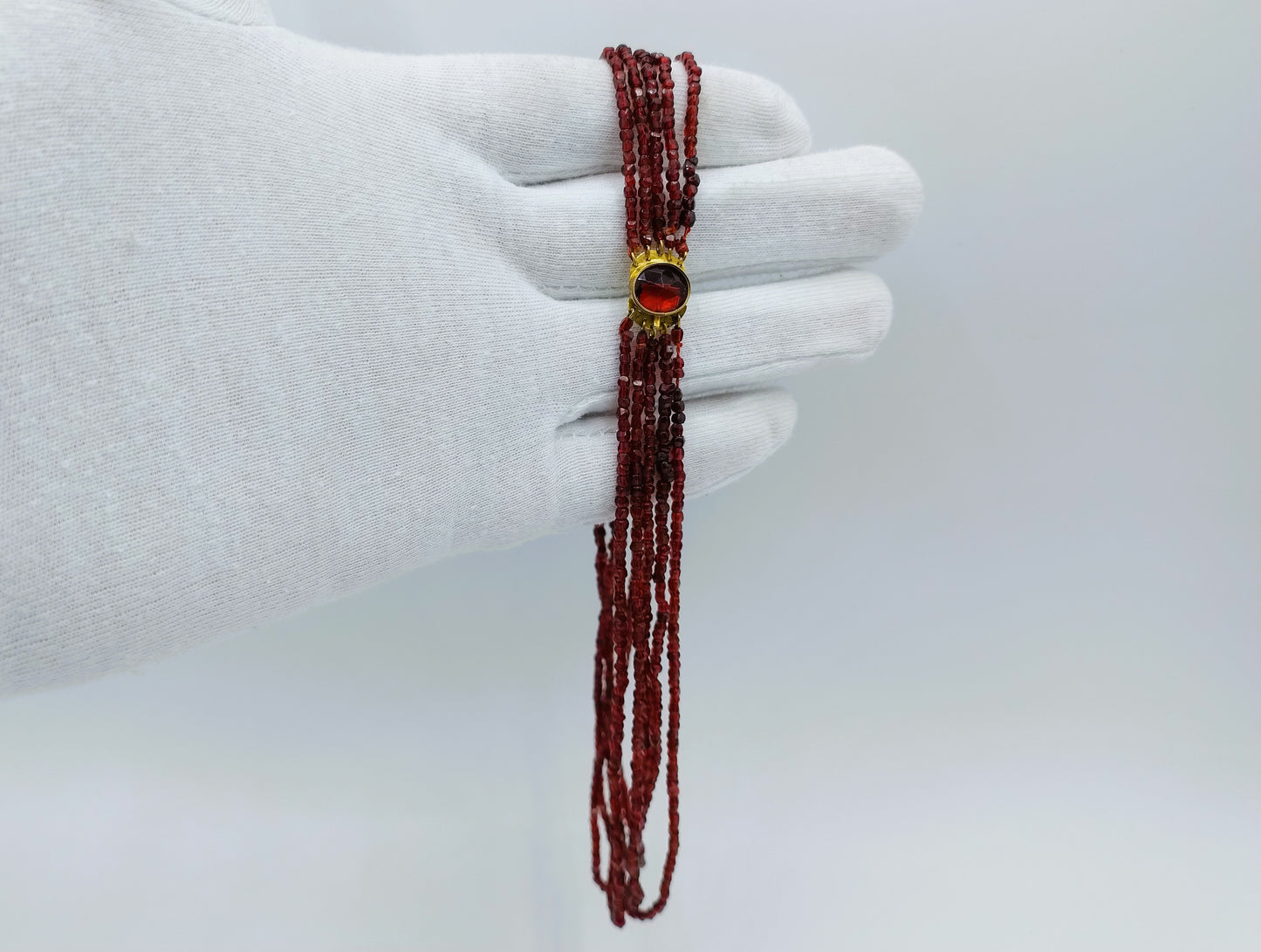 Garnet necklace with an 18-karat gold clasp. 39.5 cm.