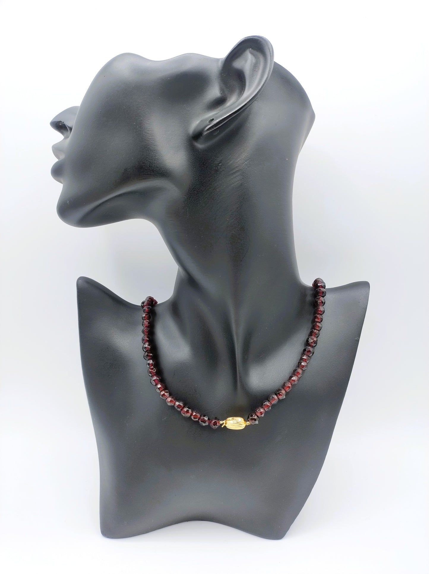 Garnet necklace with gold clasp. 50 cm.