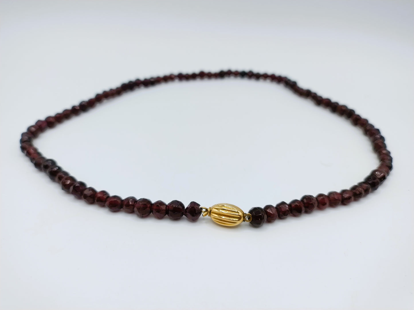 Garnet necklace with gold clasp. 50 cm.