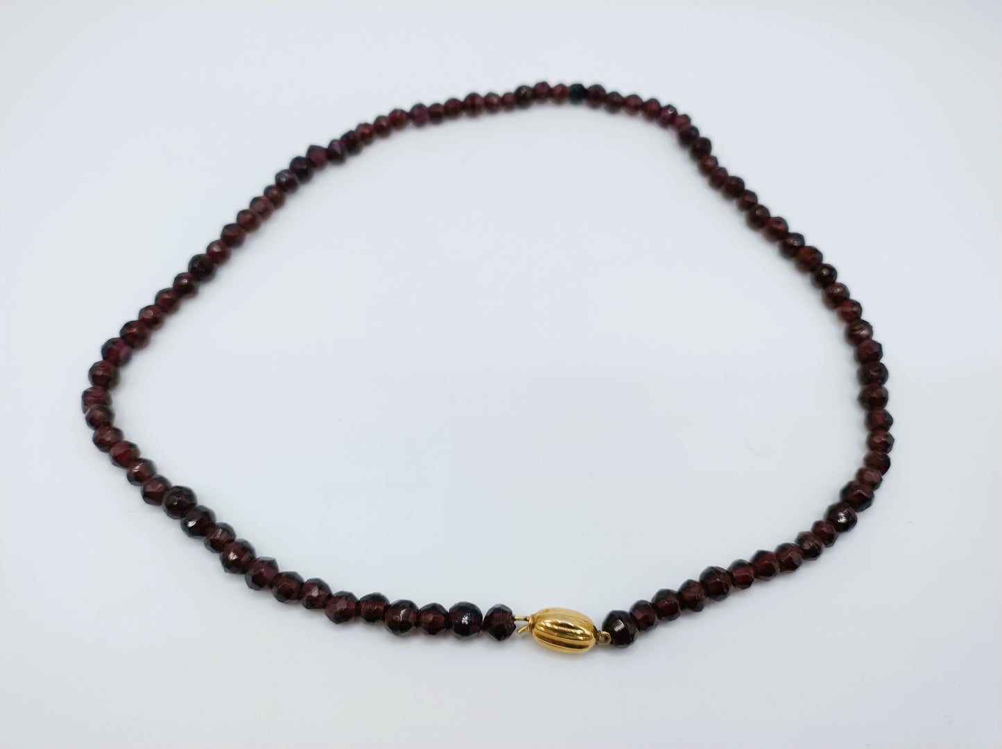 Garnet necklace with gold clasp. 50 cm.
