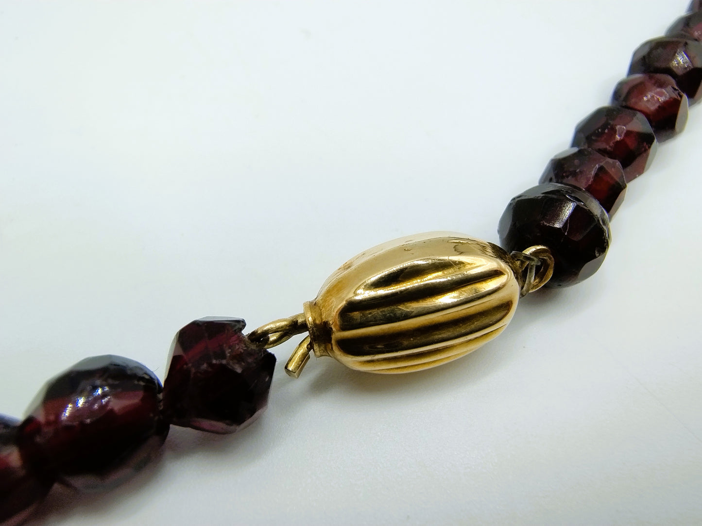 Garnet necklace with gold clasp. 50 cm.